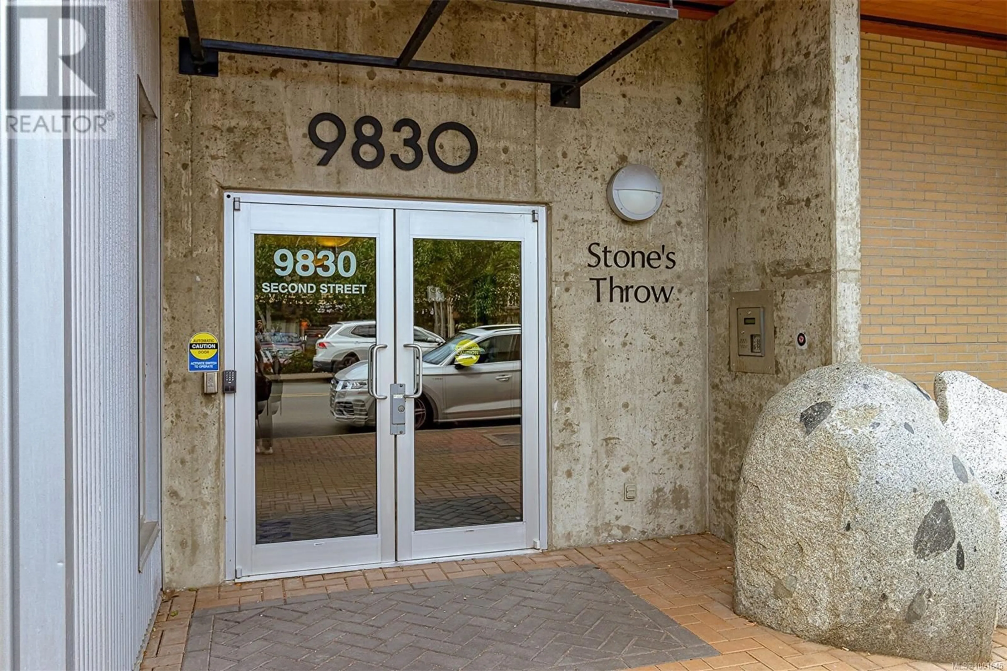 Indoor foyer for 402 - 9830 SECOND STREET, Sidney British Columbia V8L3C6