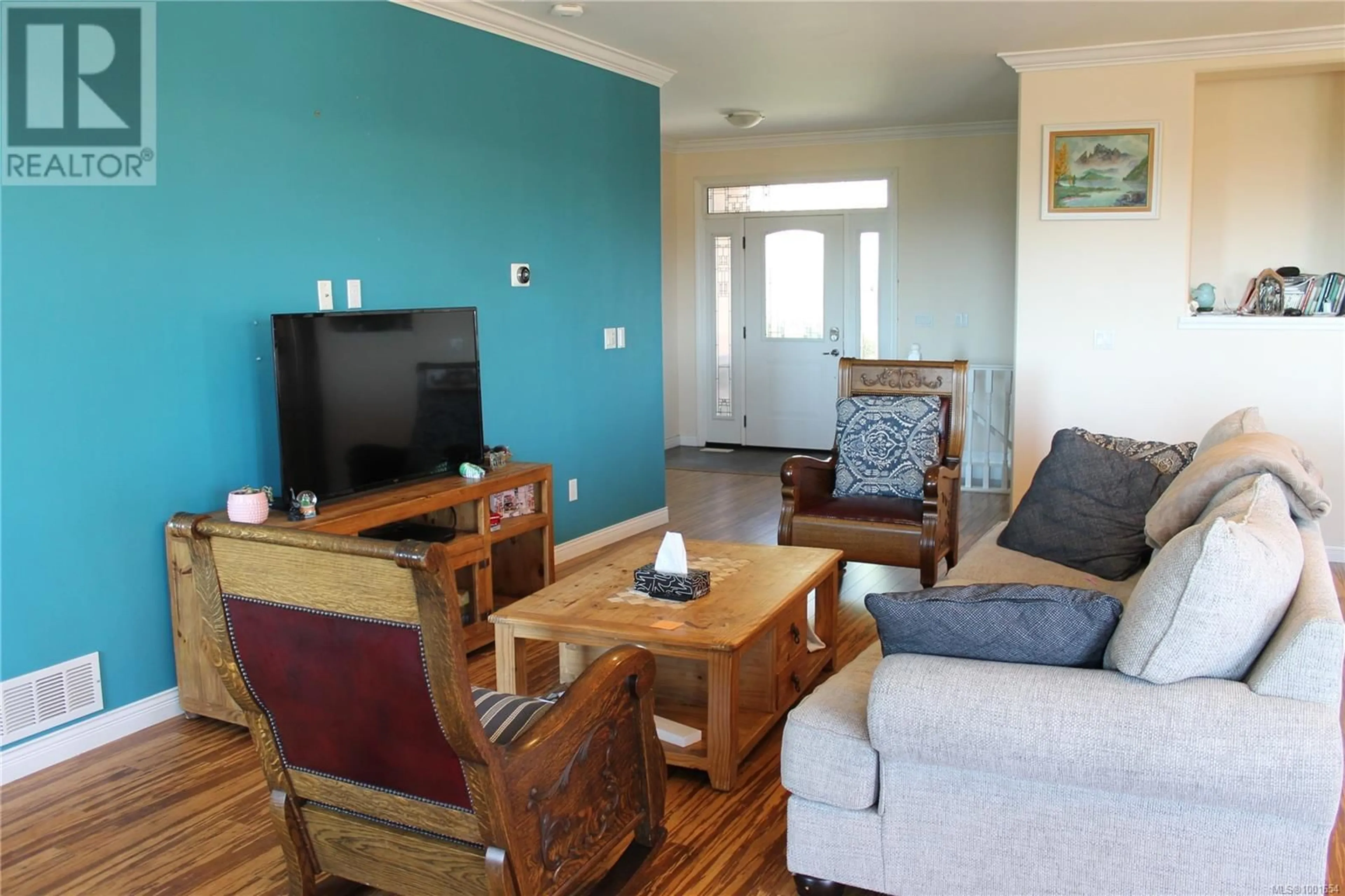 Living room with furniture, wood/laminate floor for 431 DAVIS ROAD, Ladysmith British Columbia V9G1V5