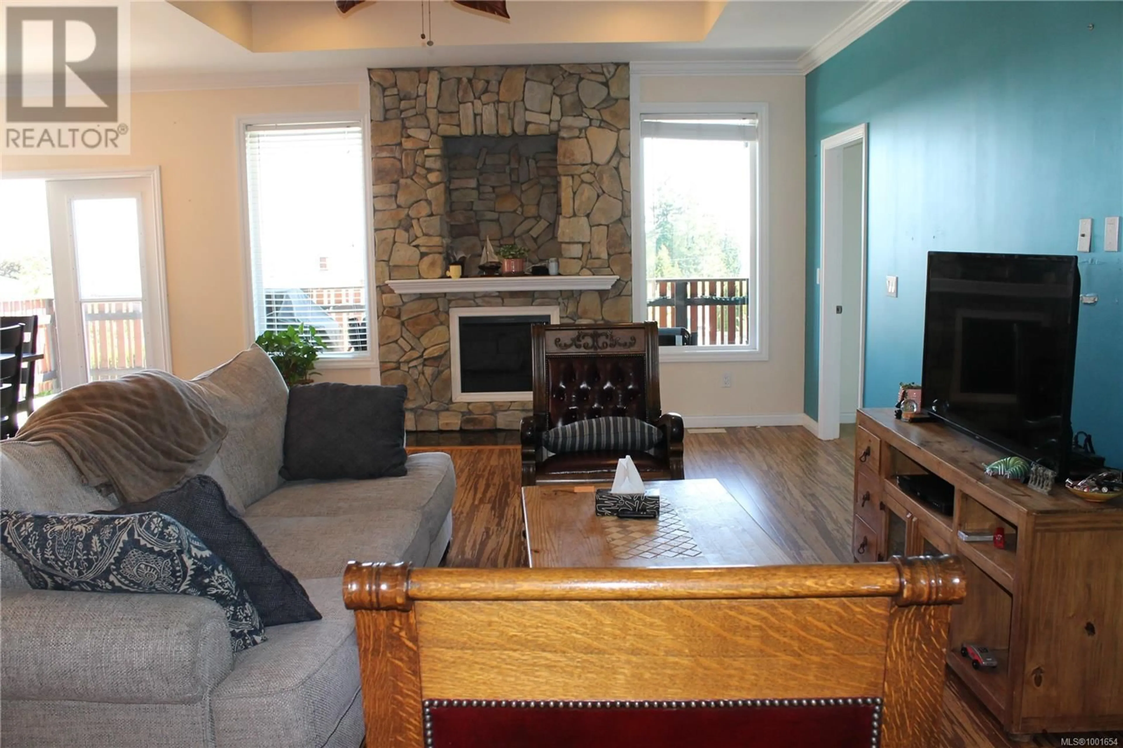 Living room with furniture, wood/laminate floor for 431 DAVIS ROAD, Ladysmith British Columbia V9G1V5