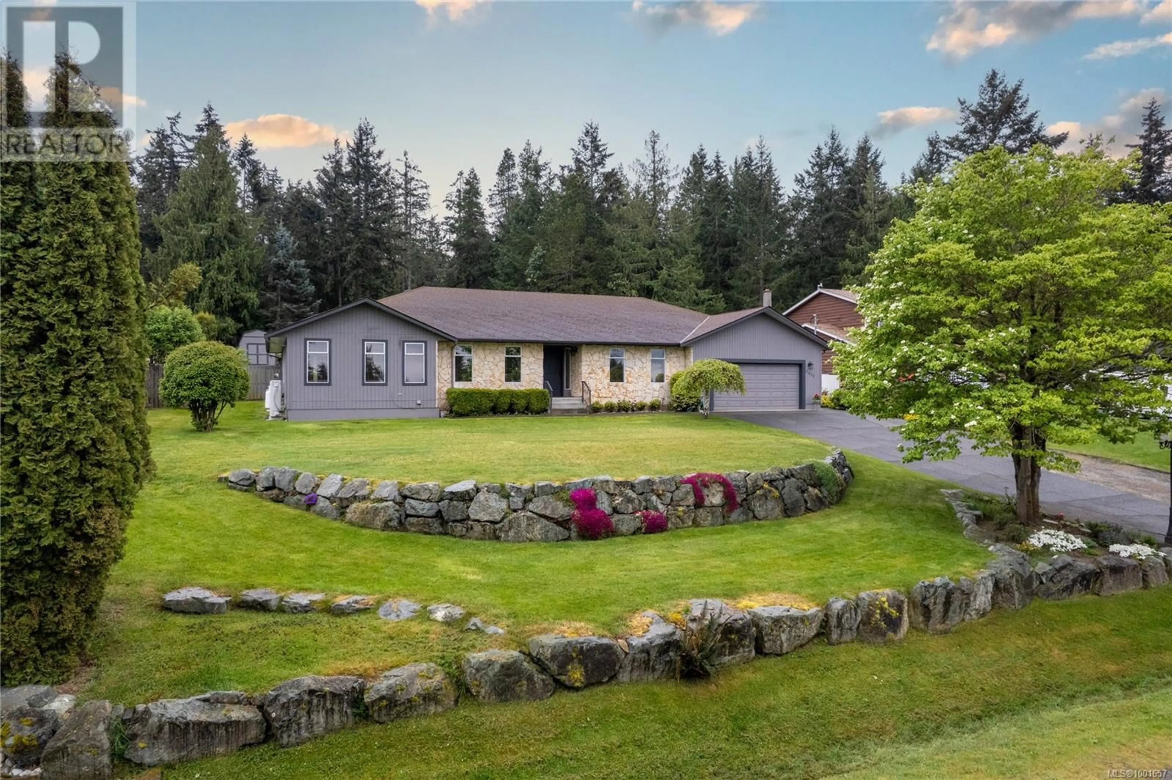 A pic from outside/outdoor area/front of a property/back of a property/a pic from drone, mountain view for 7955 SOUTHWIND DRIVE, Lantzville British Columbia V0R2H0