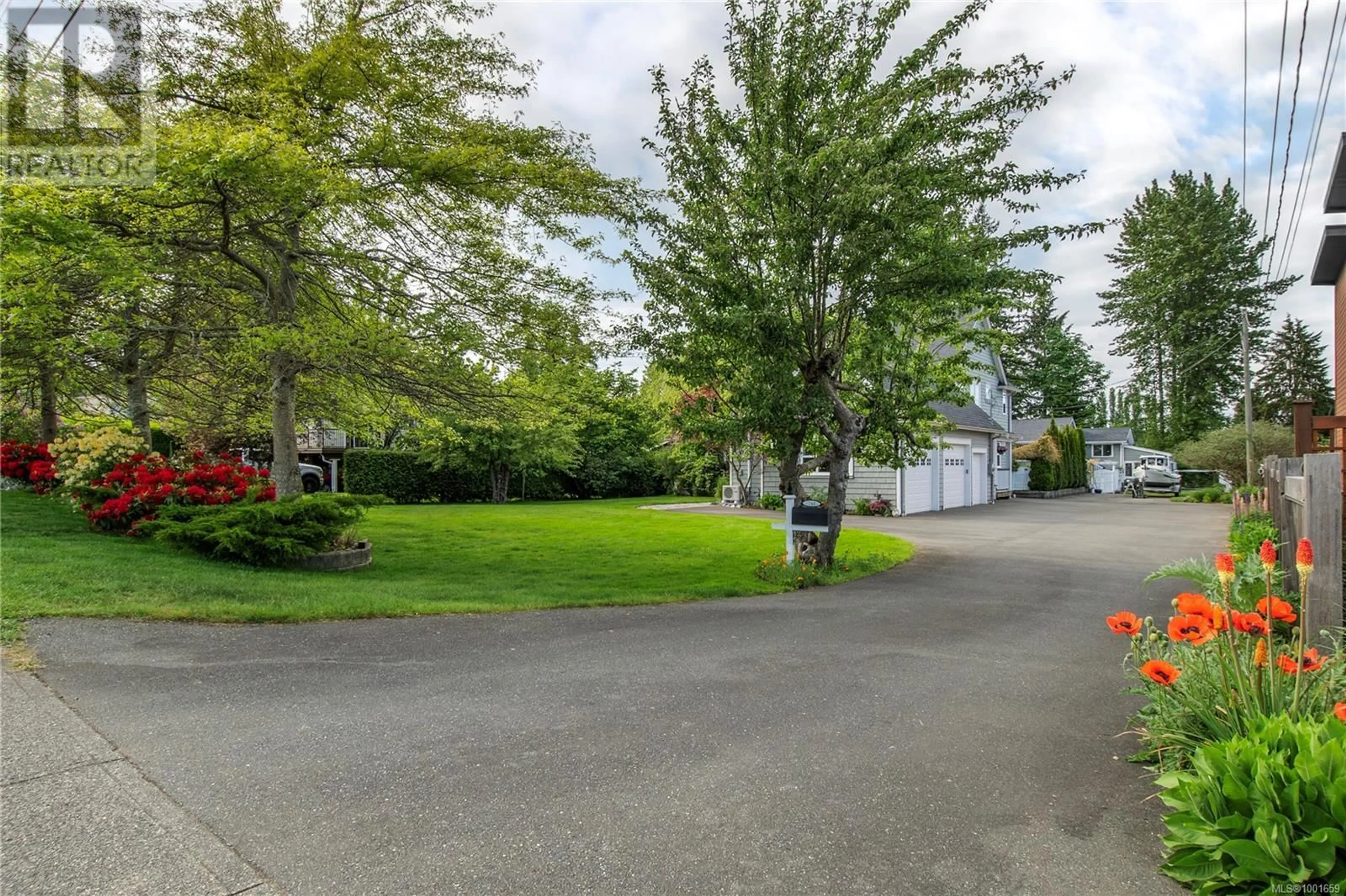 A pic from outside/outdoor area/front of a property/back of a property/a pic from drone, street for 288 TWILLINGATE ROAD, Campbell River British Columbia V9W1V2