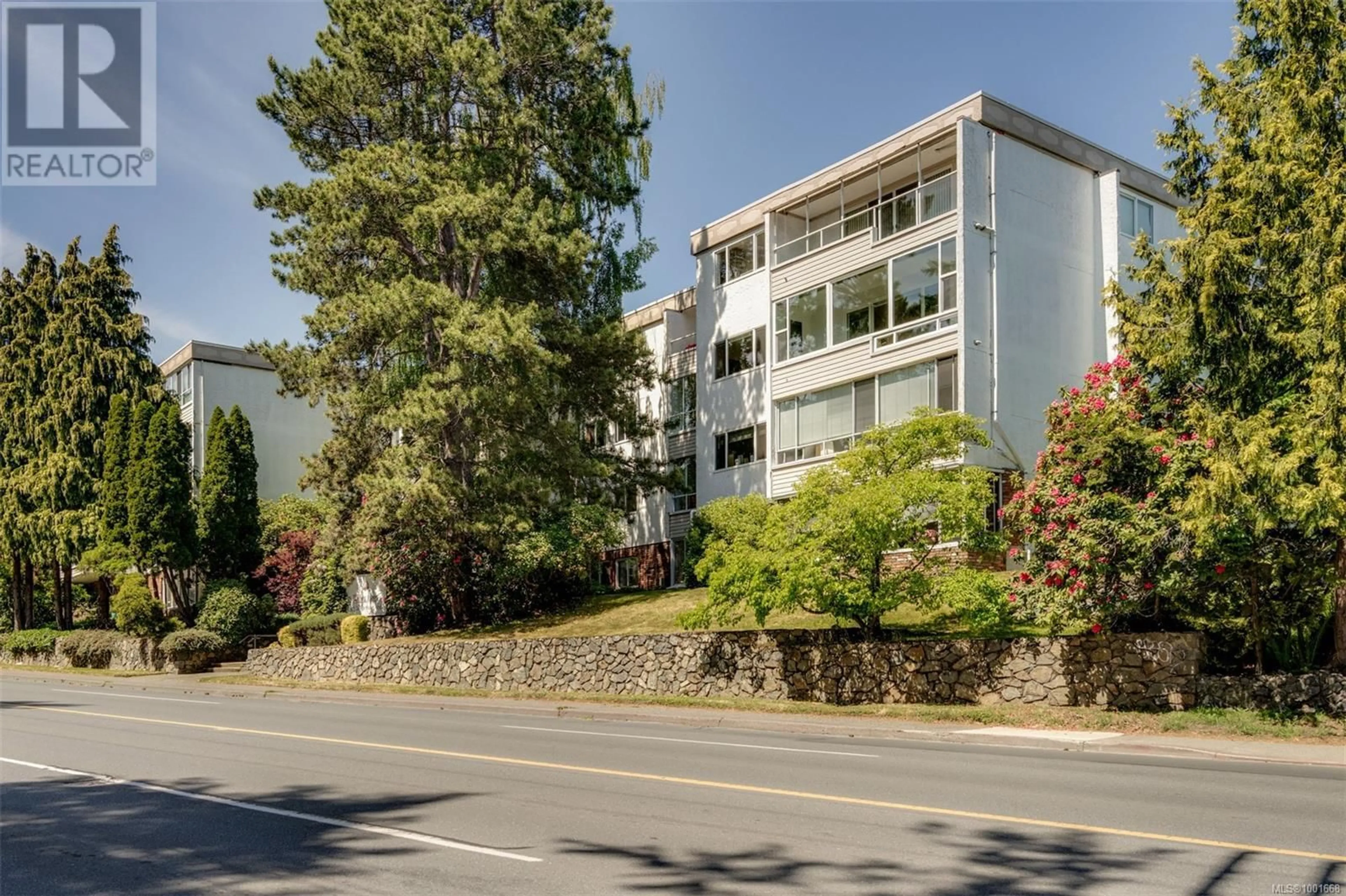 A pic from outside/outdoor area/front of a property/back of a property/a pic from drone, street for 301 - 190 GORGE ROAD WEST, Victoria British Columbia V9A1M4