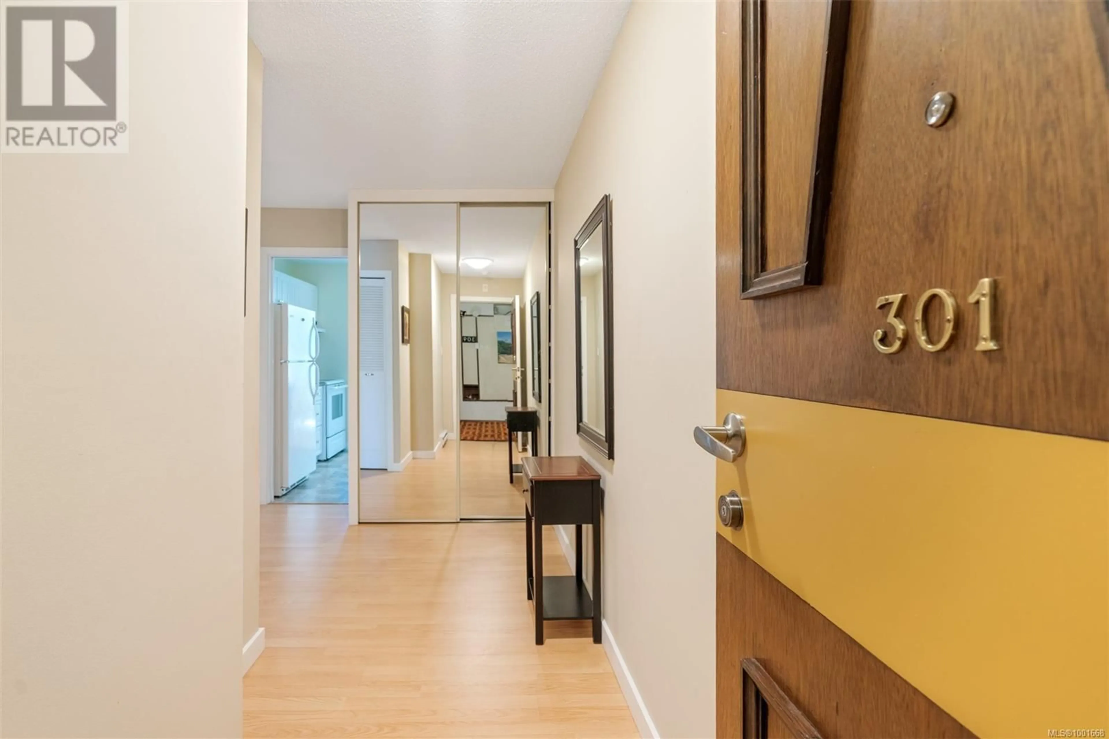 Indoor entryway for 301 - 190 GORGE ROAD WEST, Victoria British Columbia V9A1M4