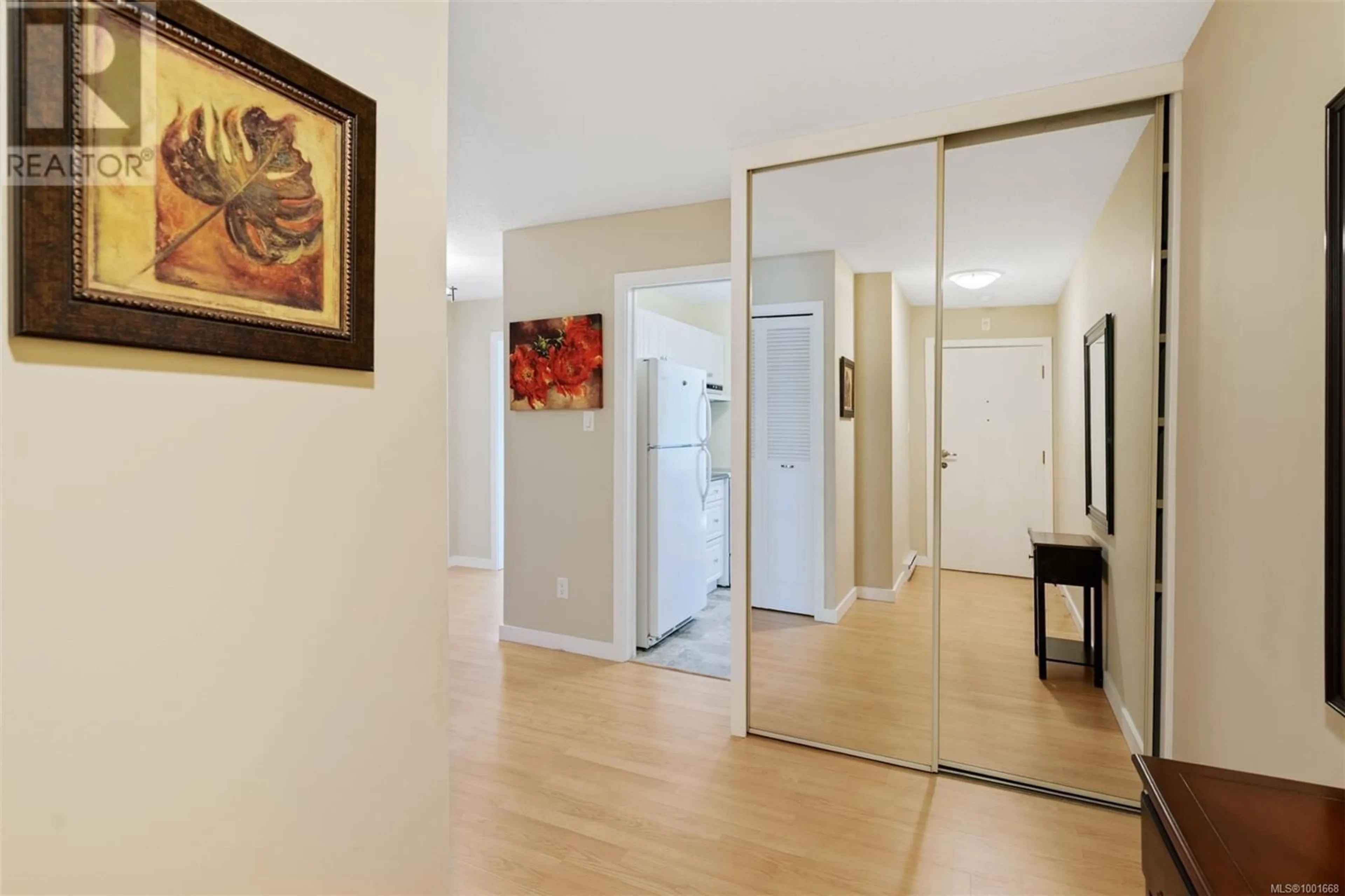Indoor entryway for 301 - 190 GORGE ROAD WEST, Victoria British Columbia V9A1M4