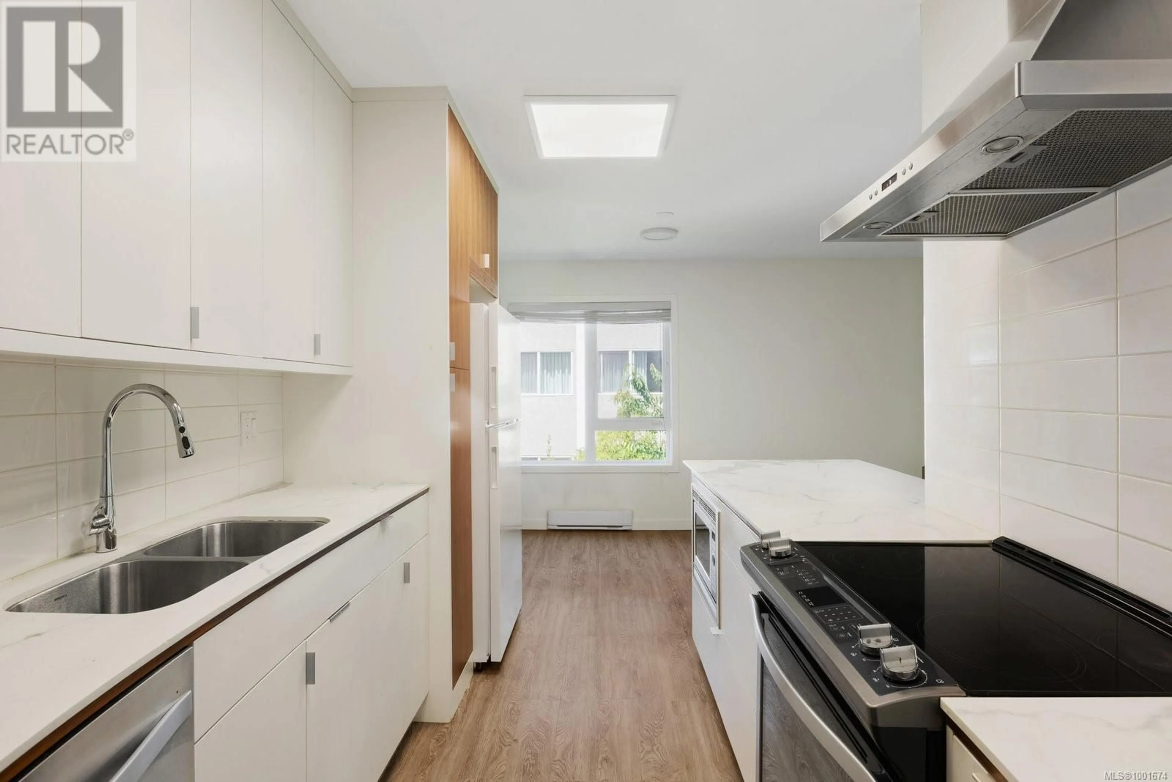 Standard kitchen, unknown for 405 - 1170 ROCKLAND AVENUE, Victoria British Columbia V8V3H7