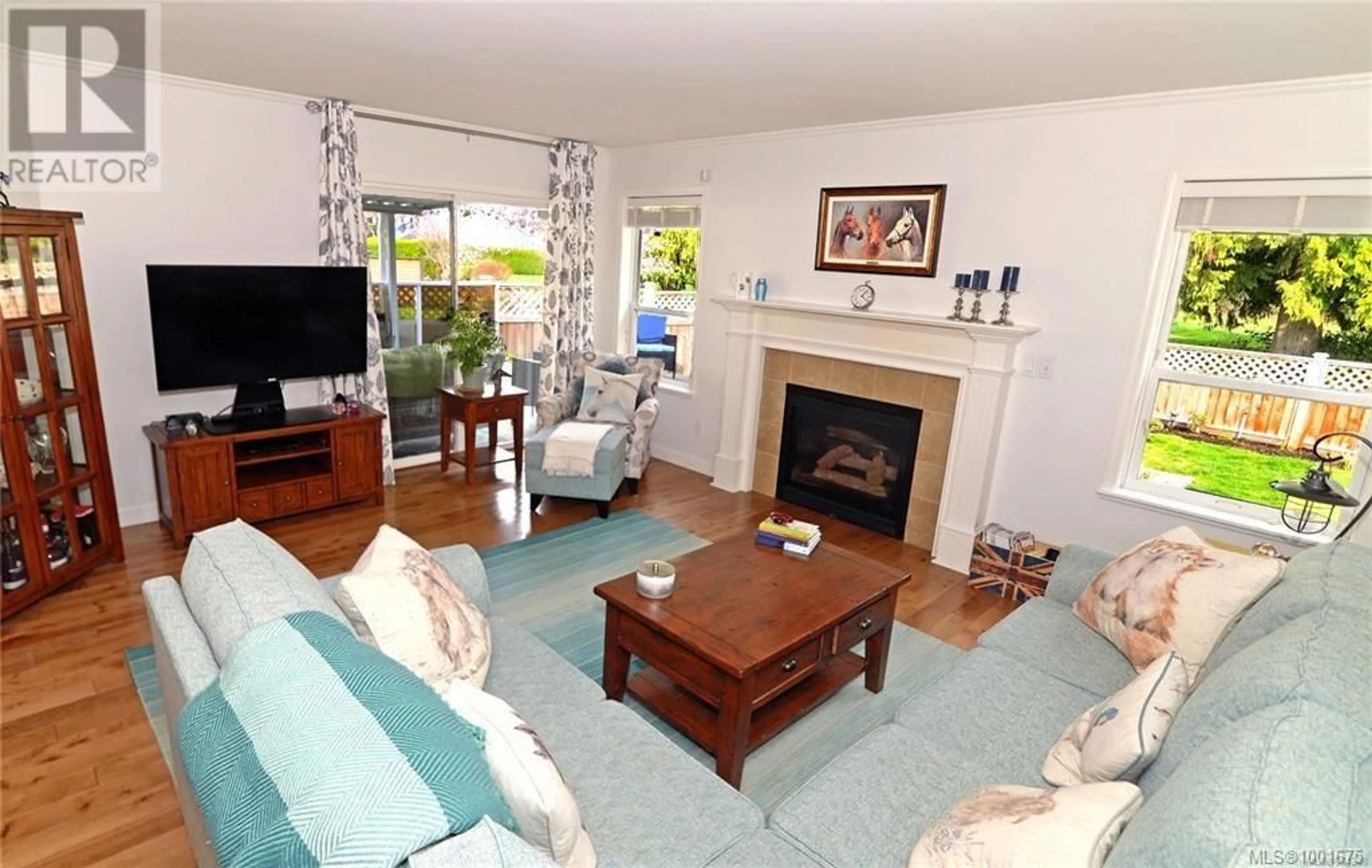 Living room with furniture, wood/laminate floor for 487 SEAWARD WAY, Qualicum Beach British Columbia V9K1T8