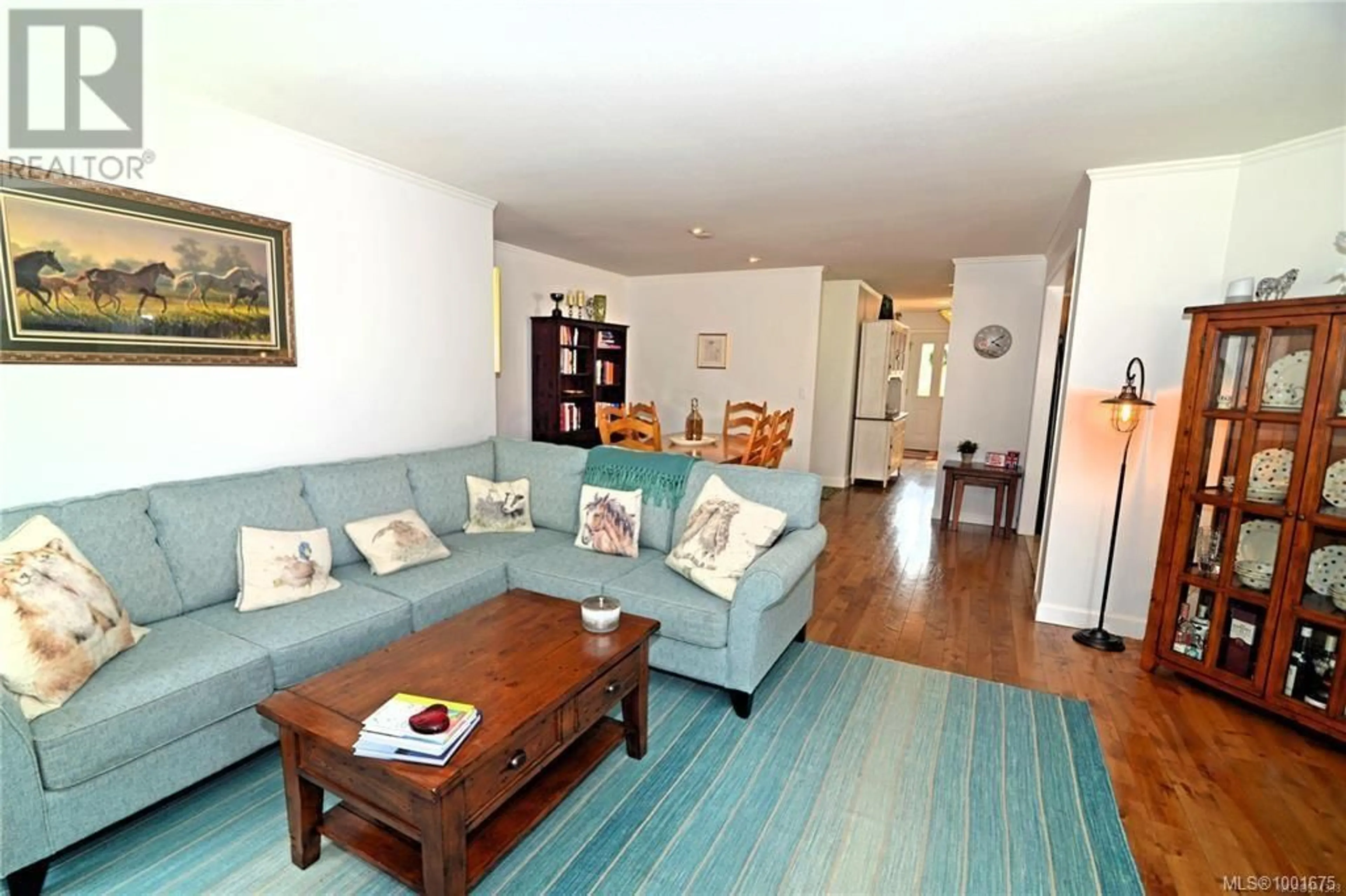 Living room with furniture, wood/laminate floor for 487 SEAWARD WAY, Qualicum Beach British Columbia V9K1T8