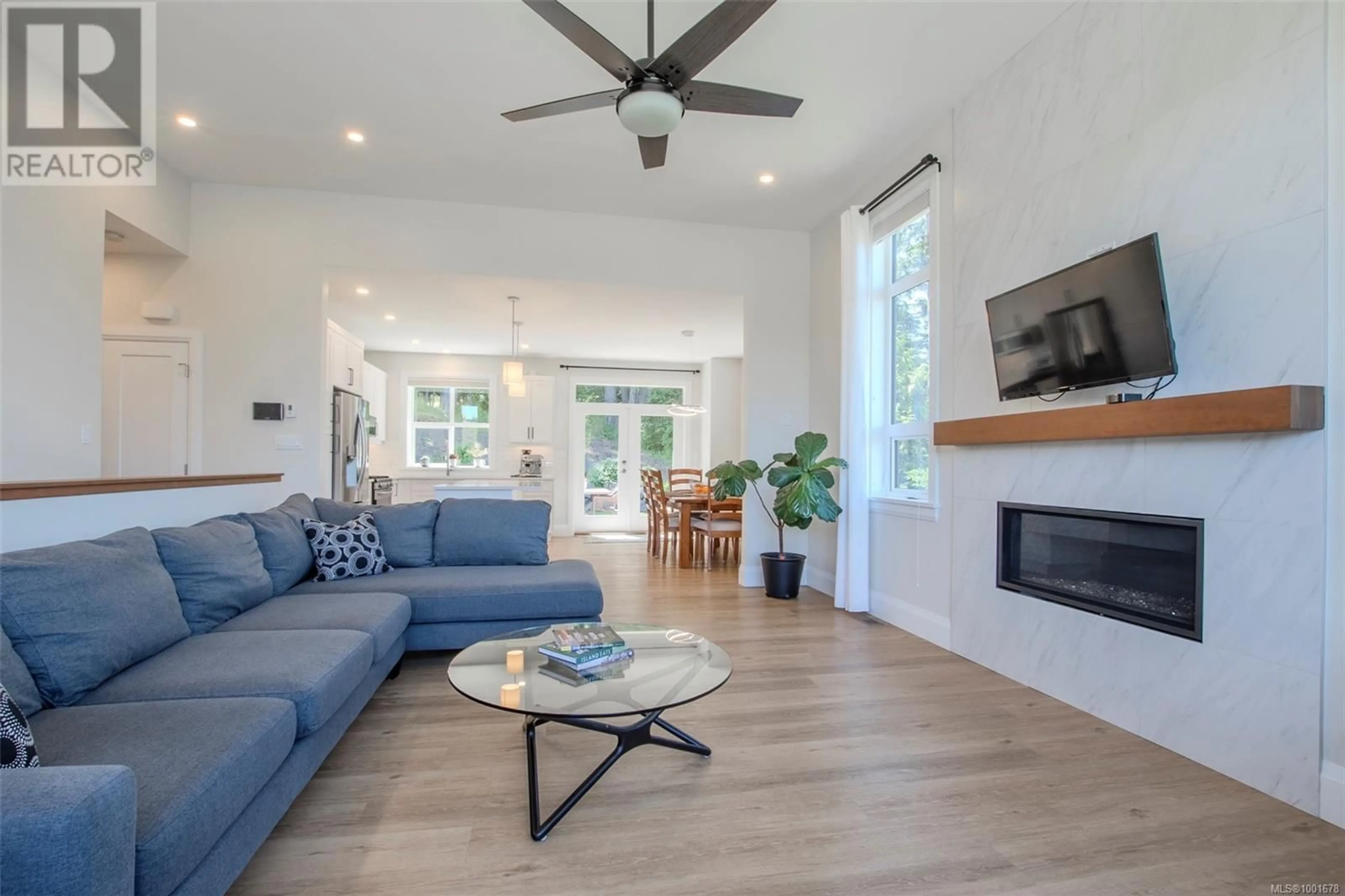 Living room with furniture, unknown for 6312 HIGHWOOD DRIVE, Duncan British Columbia V9L0H5