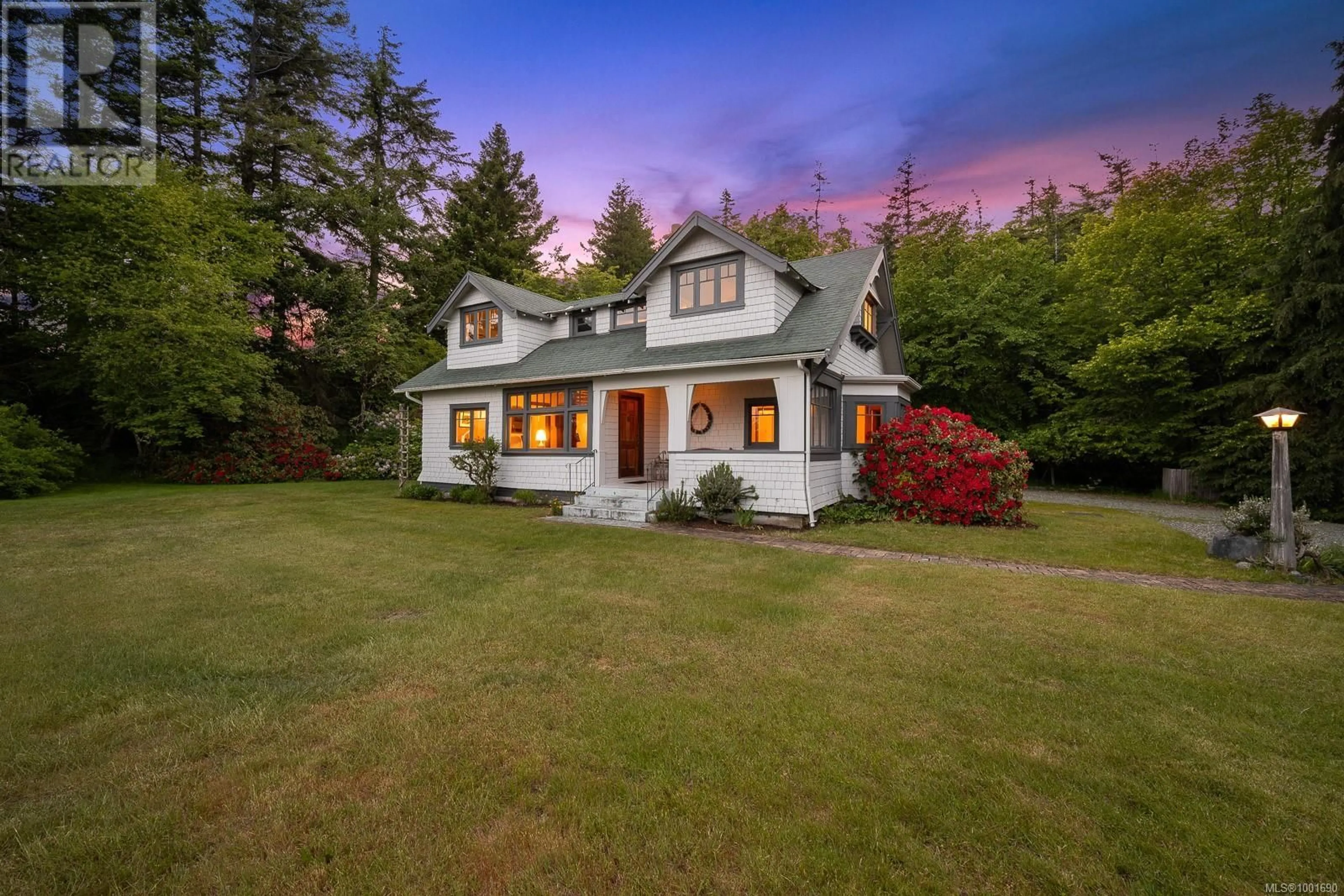 A pic from outside/outdoor area/front of a property/back of a property/a pic from drone, unknown for 965 BALMORAL ROAD, Comox British Columbia V9M3W2