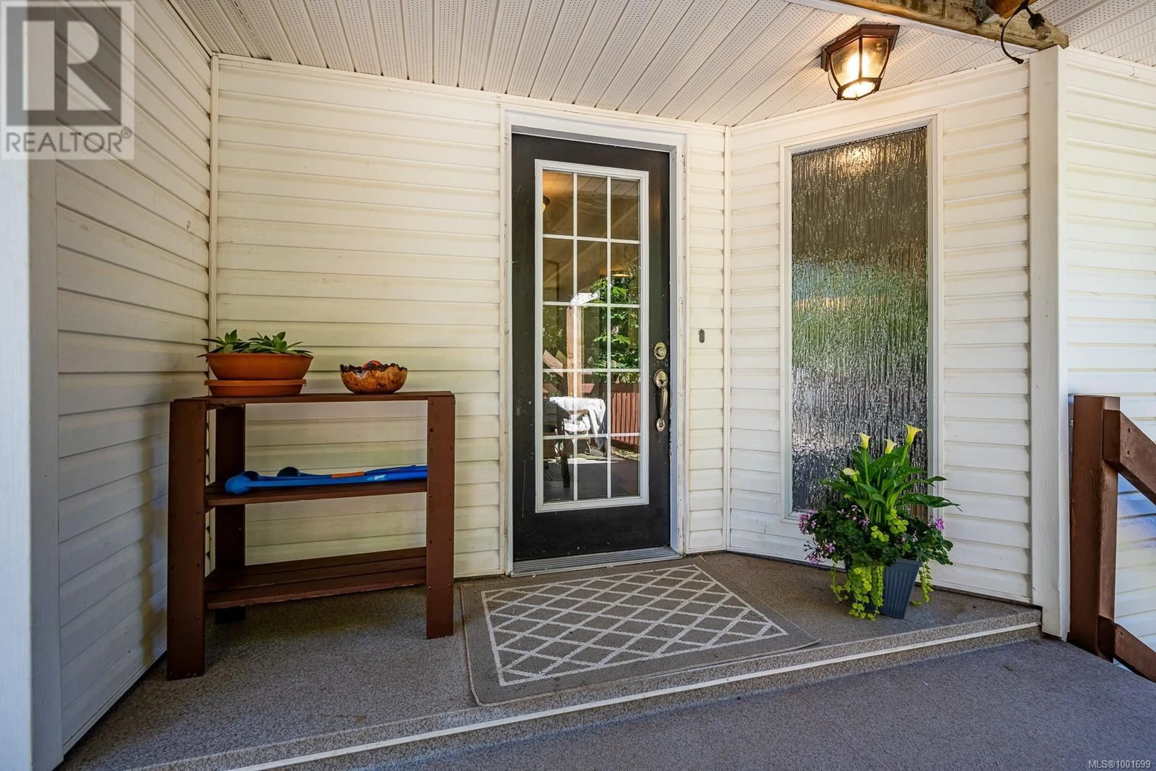 Indoor entryway for 7608 ISLAND HIGHWAY NORTH, Black Creek British Columbia V9J1G3