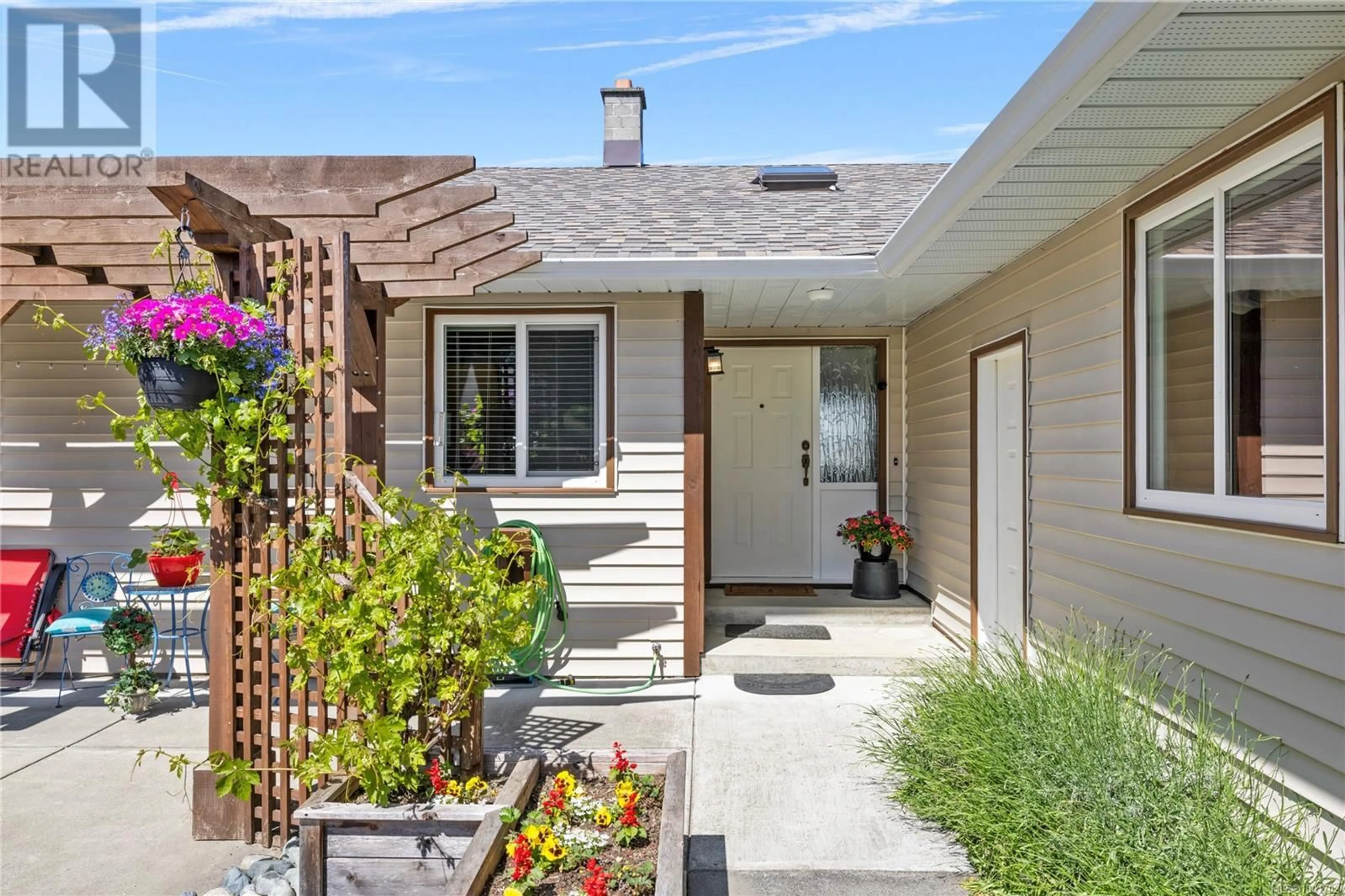 Home with vinyl exterior material, street for 2176 MICHIGAN WAY, Nanaimo British Columbia V9R6S1