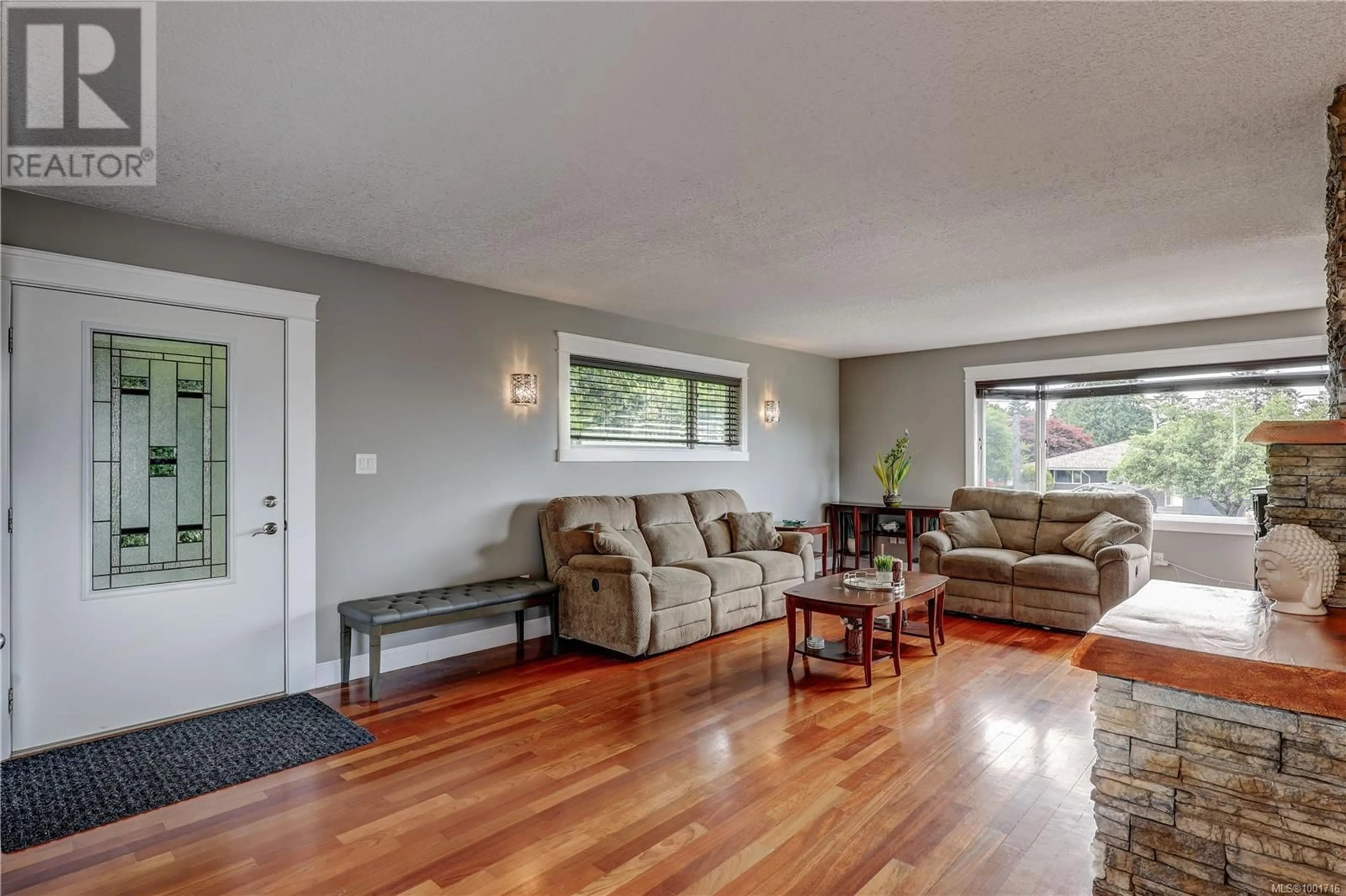 Living room with furniture, wood/laminate floor for 985 MALASPINA CRESCENT, Nanaimo British Columbia V9S2Z9