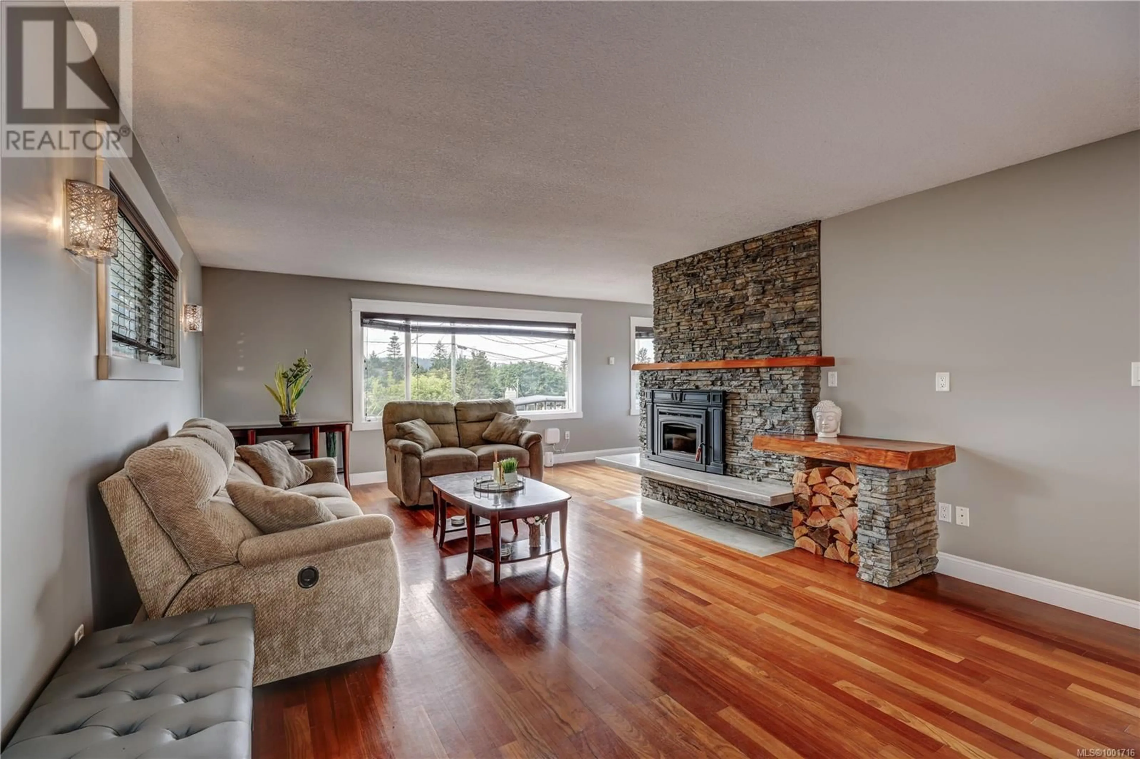 Living room with furniture, wood/laminate floor for 985 MALASPINA CRESCENT, Nanaimo British Columbia V9S2Z9