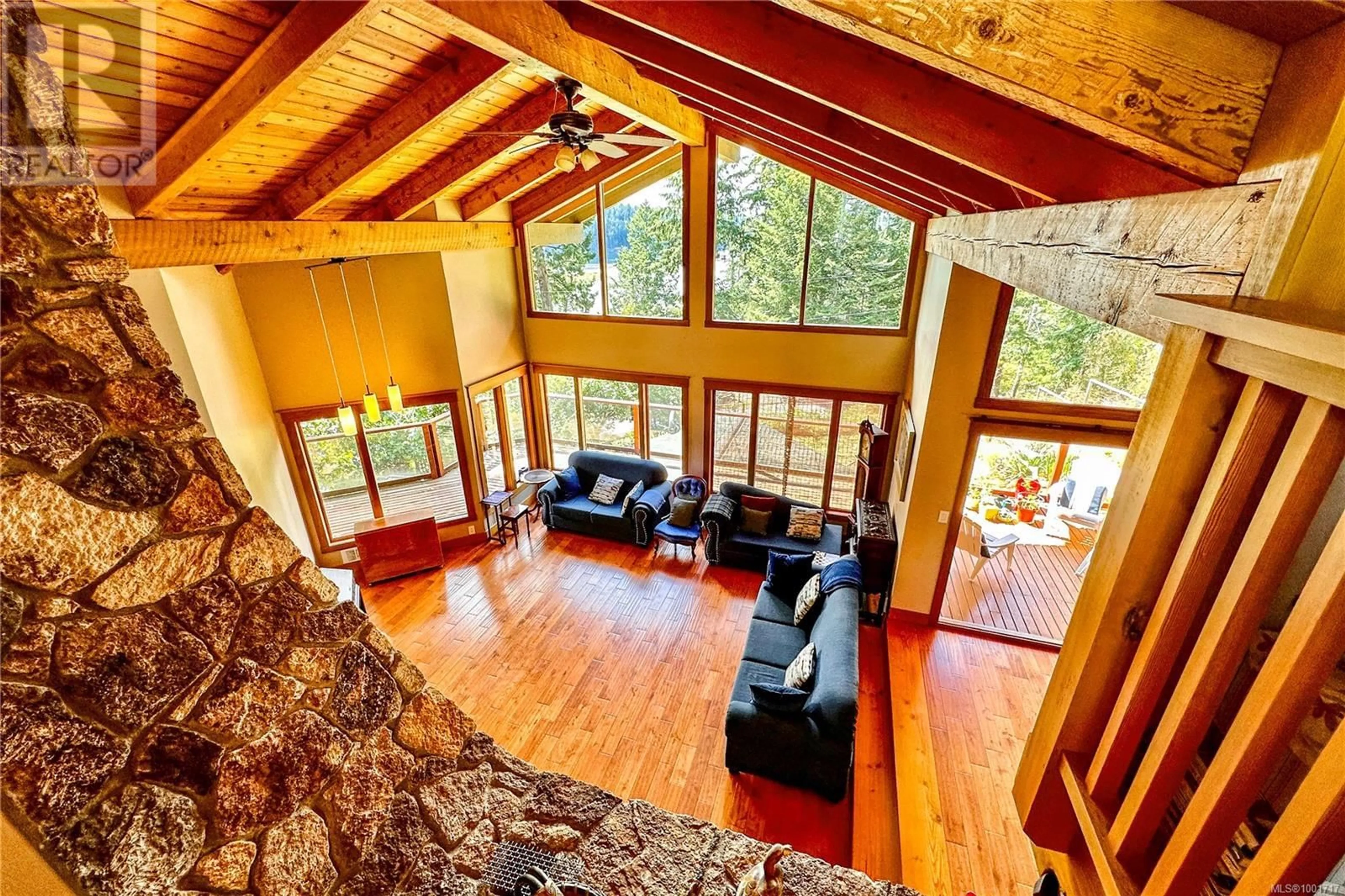 Indoor foyer for 784 CLIFFE ROAD, Quadra Island British Columbia V0P1H0