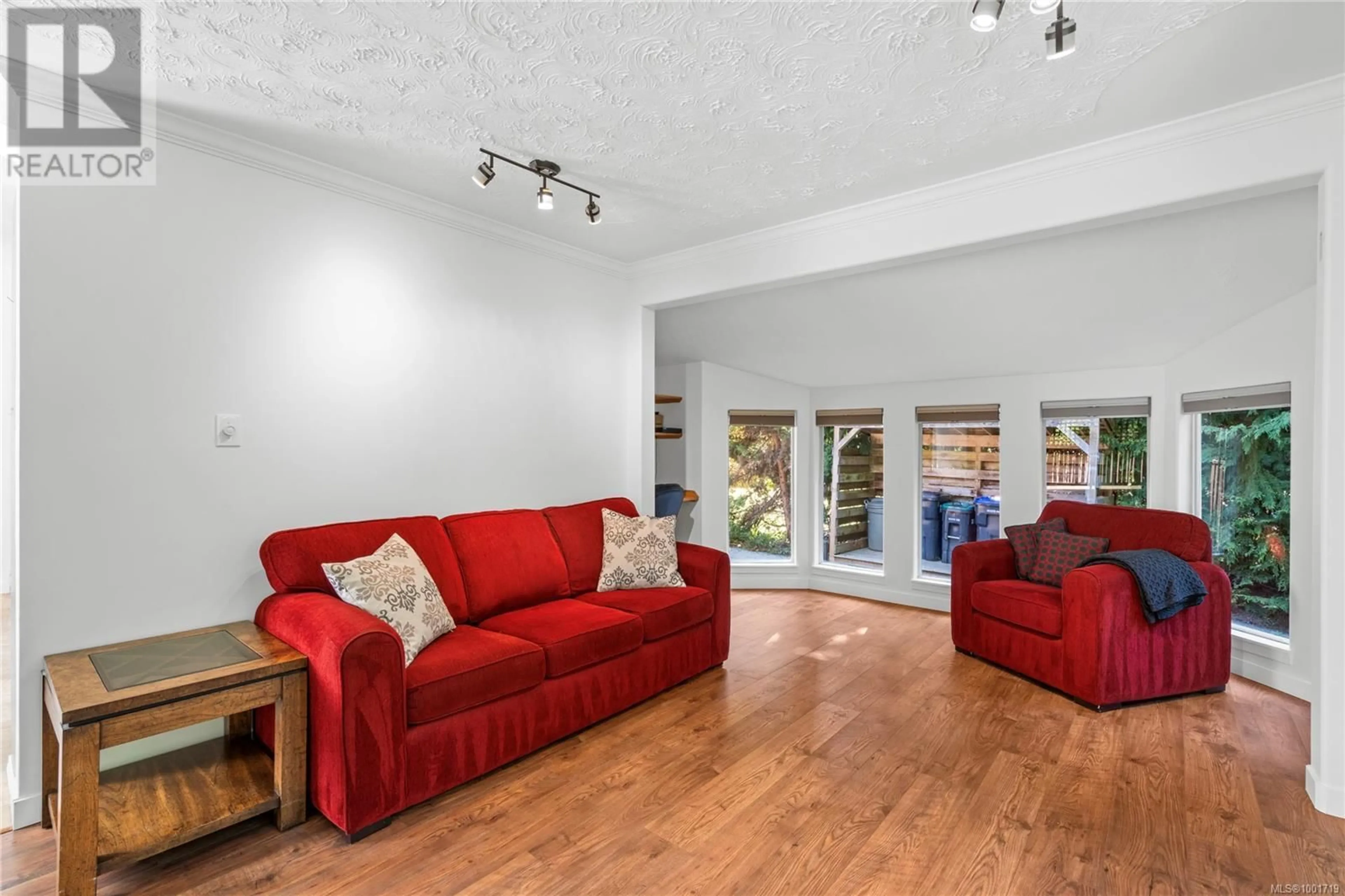 Living room with furniture, unknown for 1676 WILKINSON ROAD, Nanaimo British Columbia V9X1V6