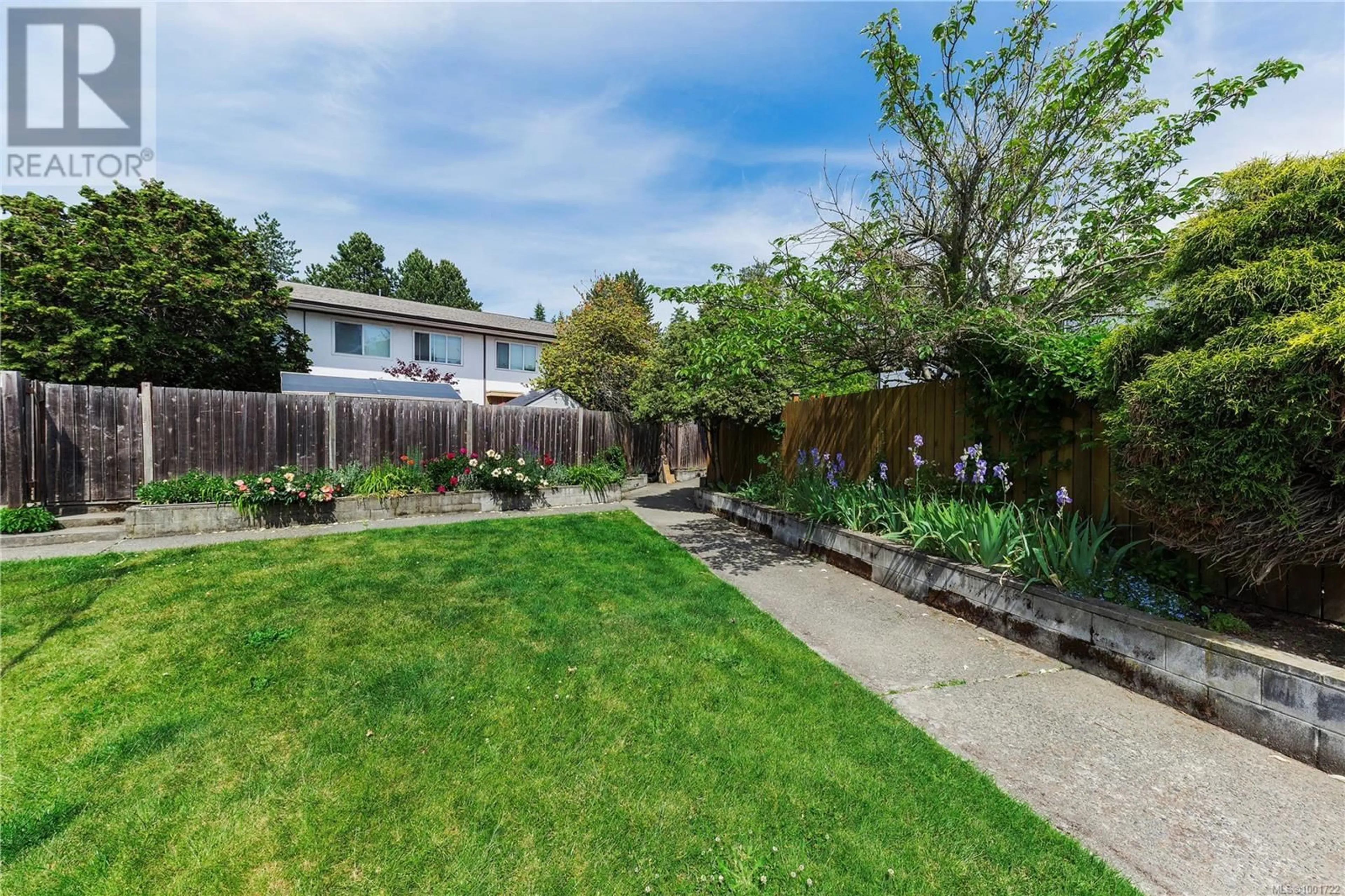 A pic from outside/outdoor area/front of a property/back of a property/a pic from drone, street for 3638 TILLICUM ROAD, Saanich British Columbia V8Z4H4