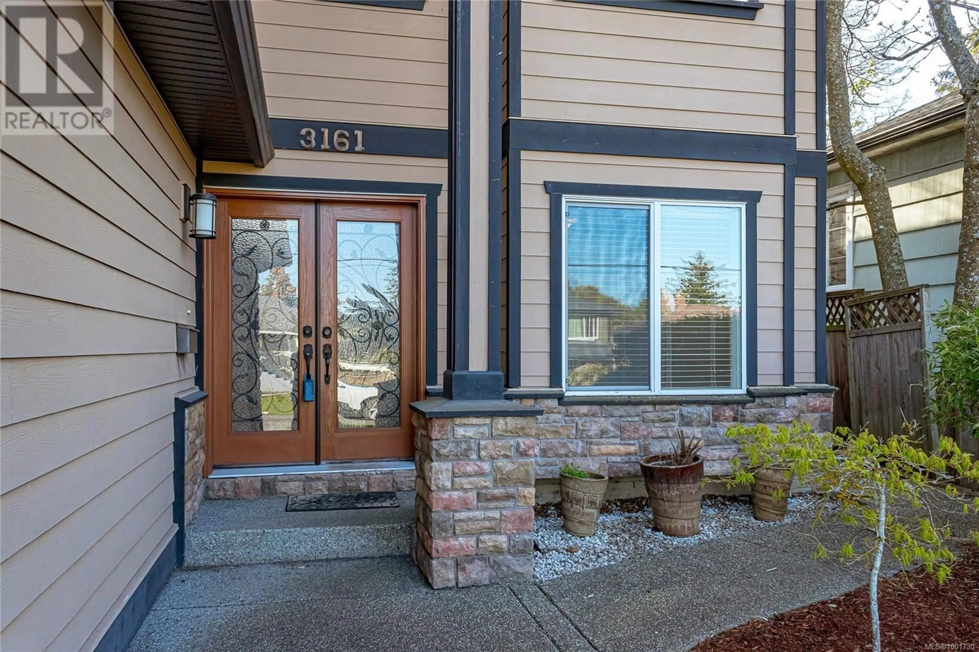 Indoor entryway for 3161 WASCANA STREET, Saanich British Columbia V9A1W4