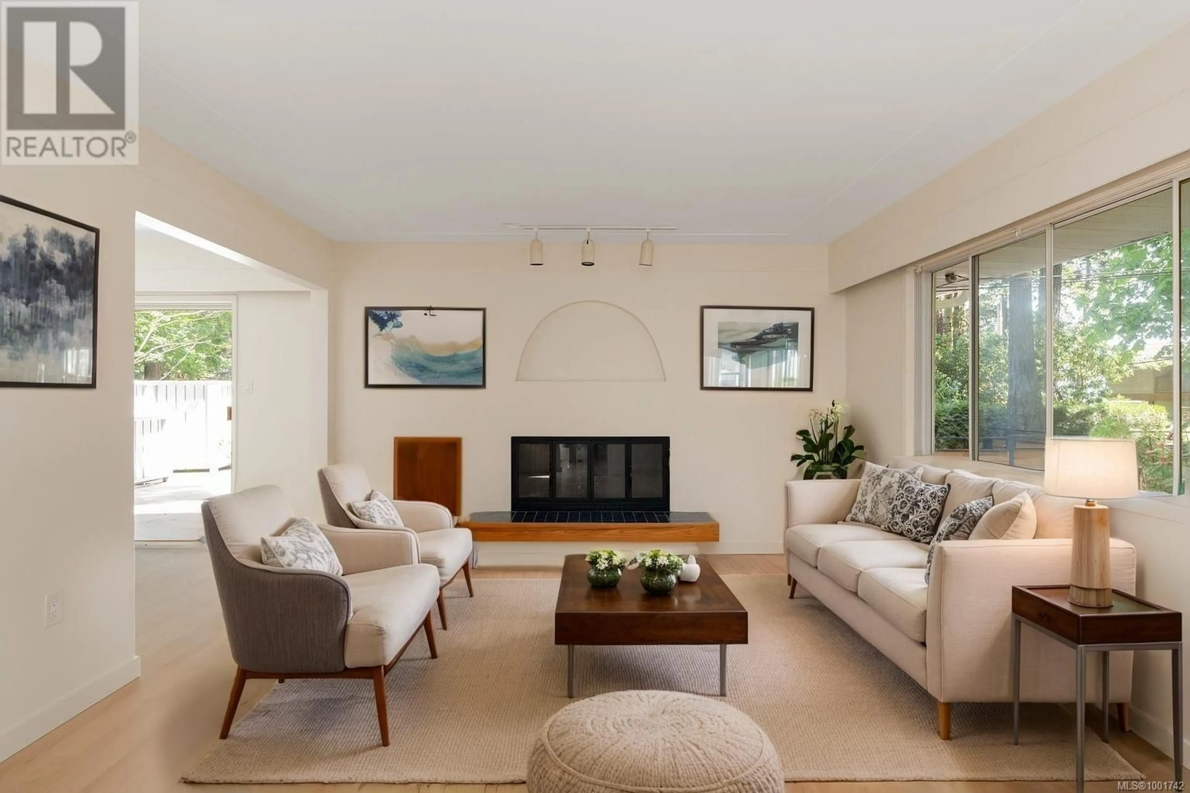 Living room with furniture, unknown for 4606 VANTREIGHT DRIVE, Saanich British Columbia V8N3W9
