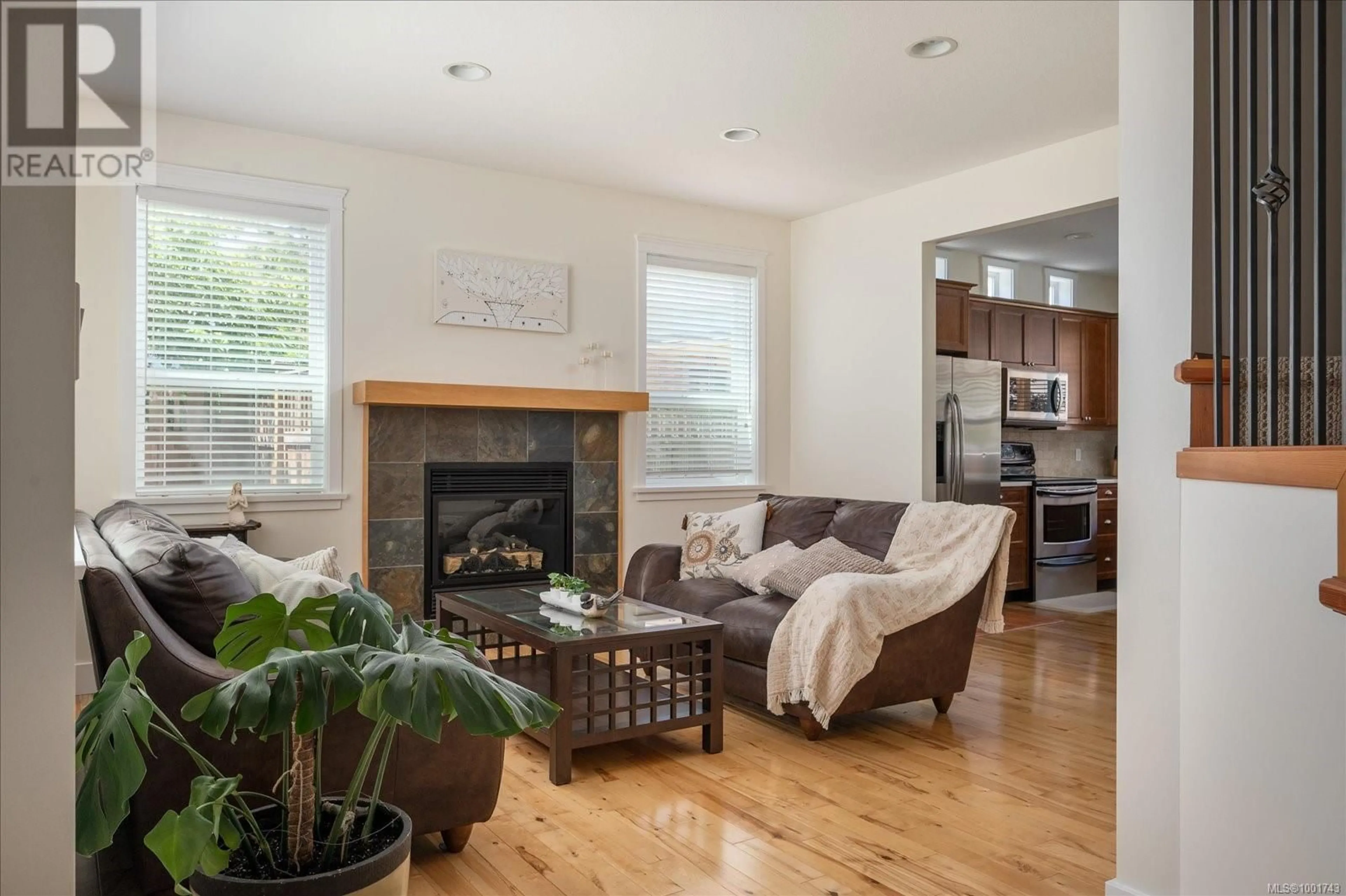 Living room with furniture, wood/laminate floor for 6212 AVERILL DRIVE, Duncan British Columbia V9L6Z3