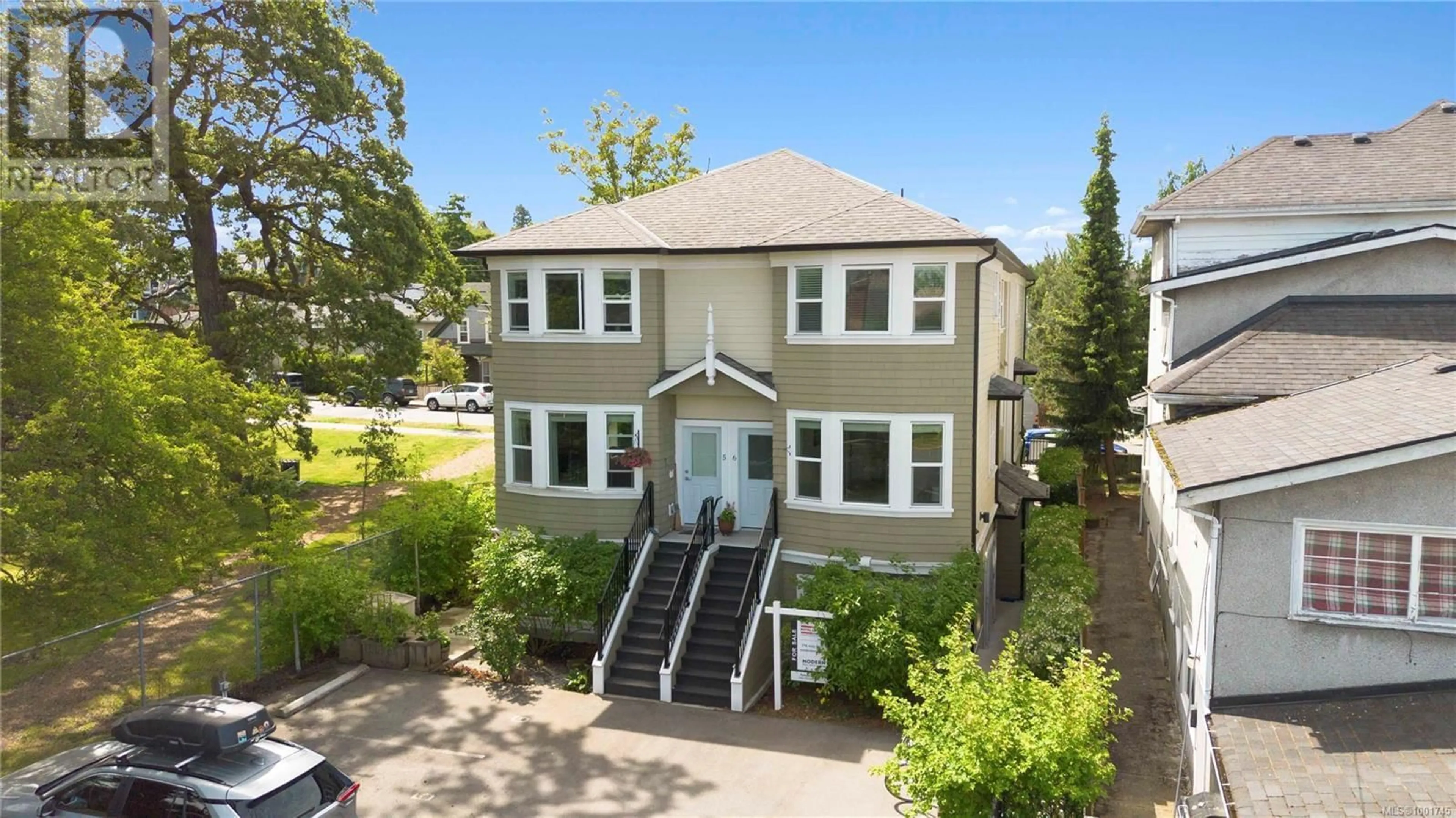 A pic from outside/outdoor area/front of a property/back of a property/a pic from drone, street for 5 - 1146 CALEDONIA AVENUE, Victoria British Columbia V8T1G1