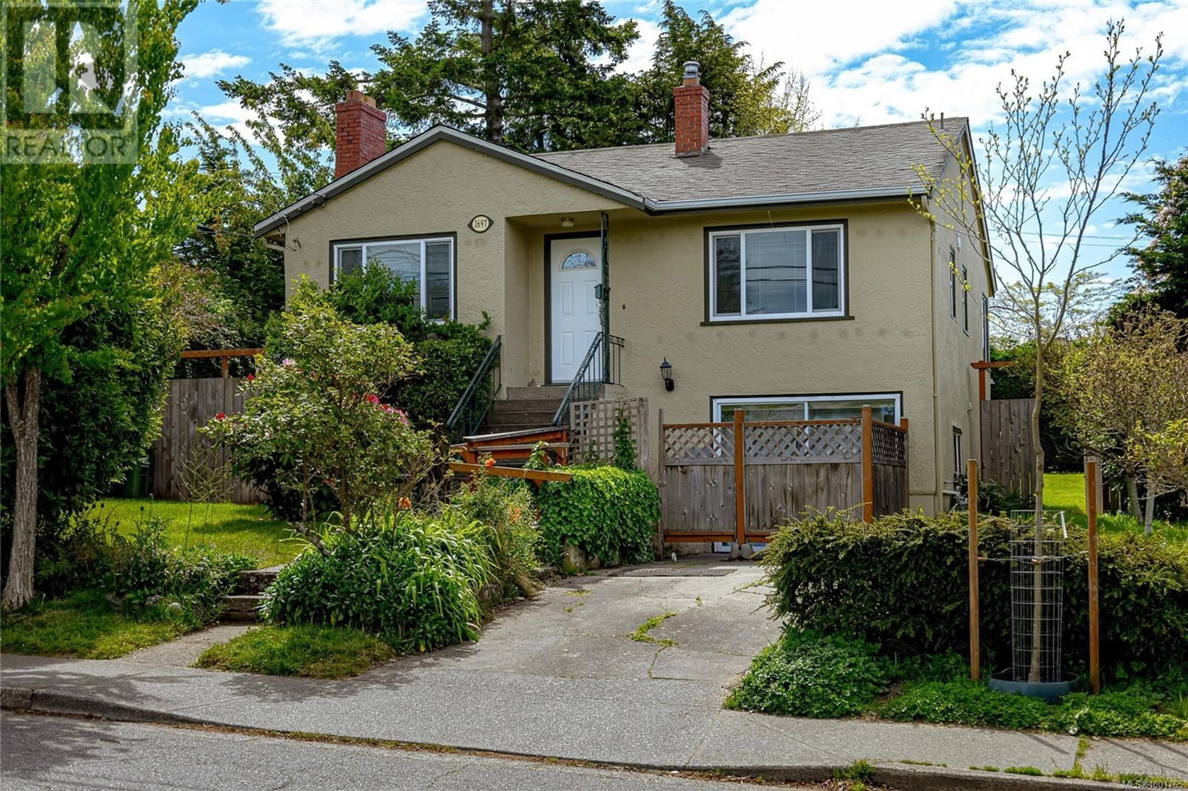 Home with vinyl exterior material, street for 1697 EARLE STREET, Victoria British Columbia V8S1N9