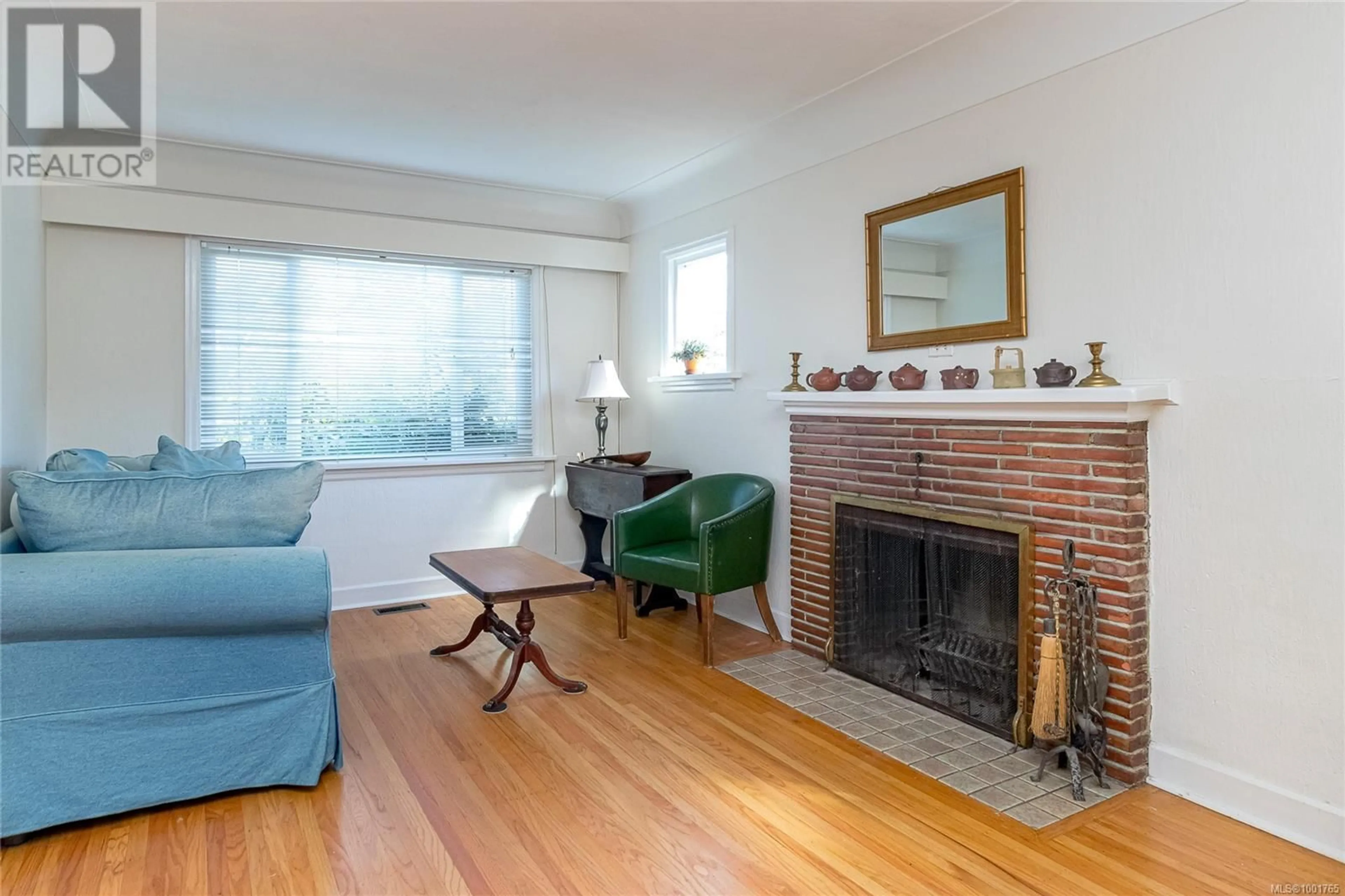 Living room with furniture, wood/laminate floor for 1697 EARLE STREET, Victoria British Columbia V8S1N9