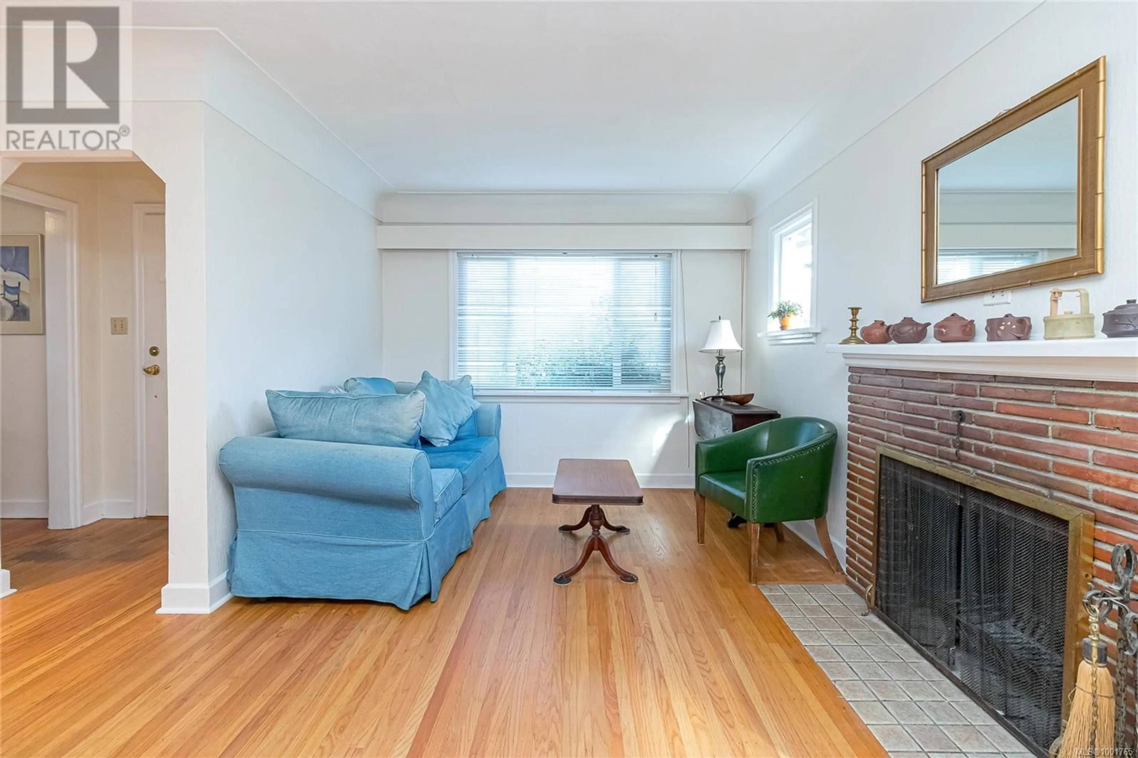 Living room with furniture, wood/laminate floor for 1697 EARLE STREET, Victoria British Columbia V8S1N9