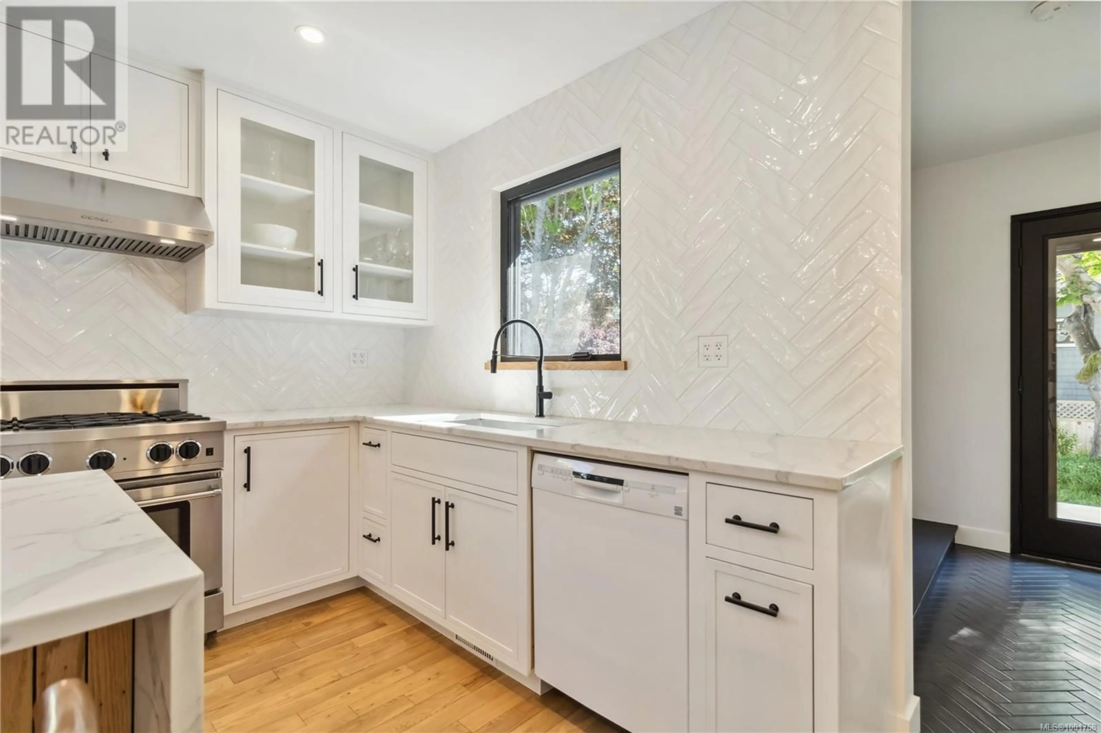 Unknown for 325 LINDEN AVENUE, Victoria British Columbia V8V4E8