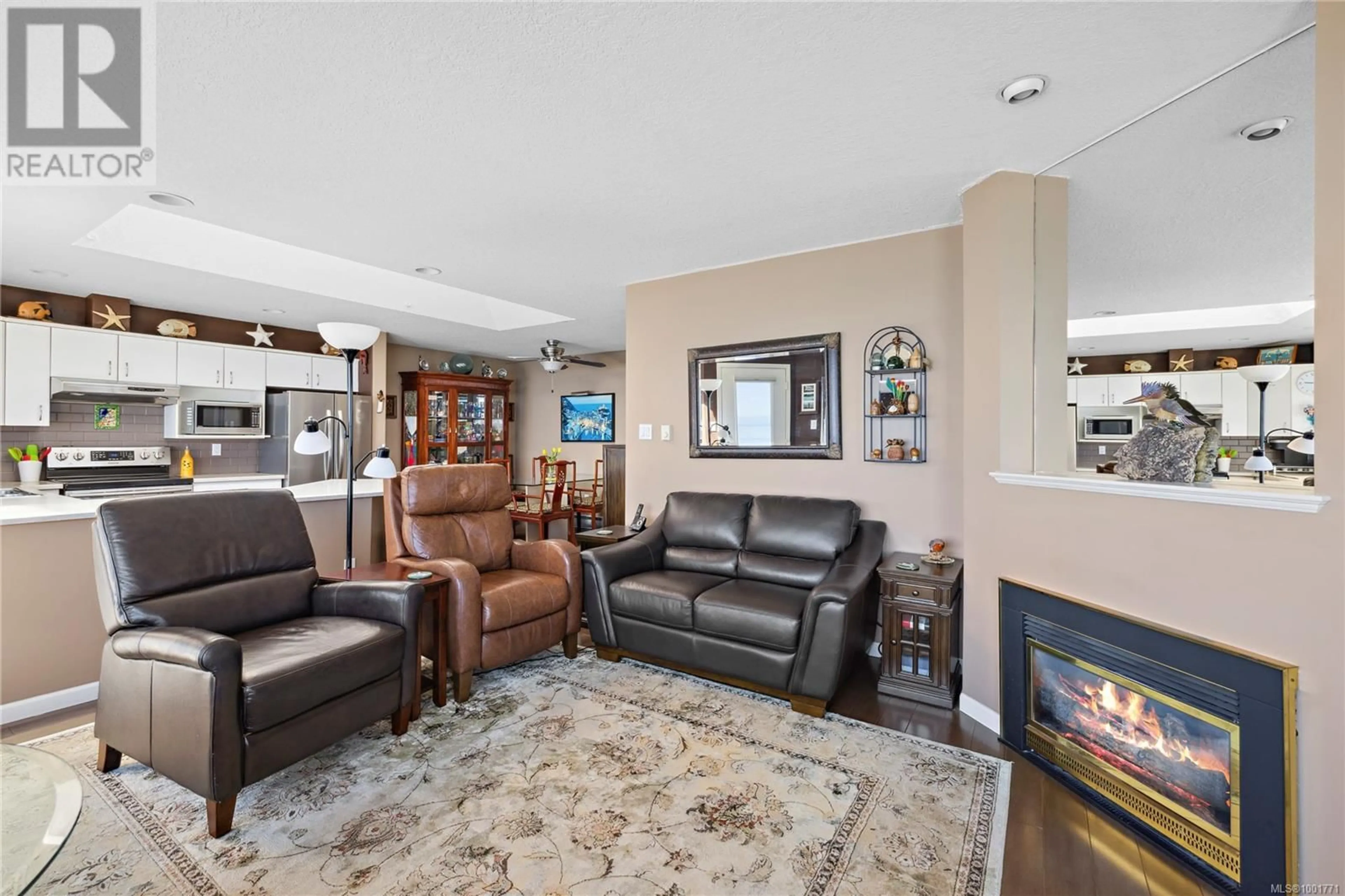 Living room with furniture, unknown for 202 - 3156 ISLAND HIGHWAY WEST, Qualicum Beach British Columbia V9K2J7