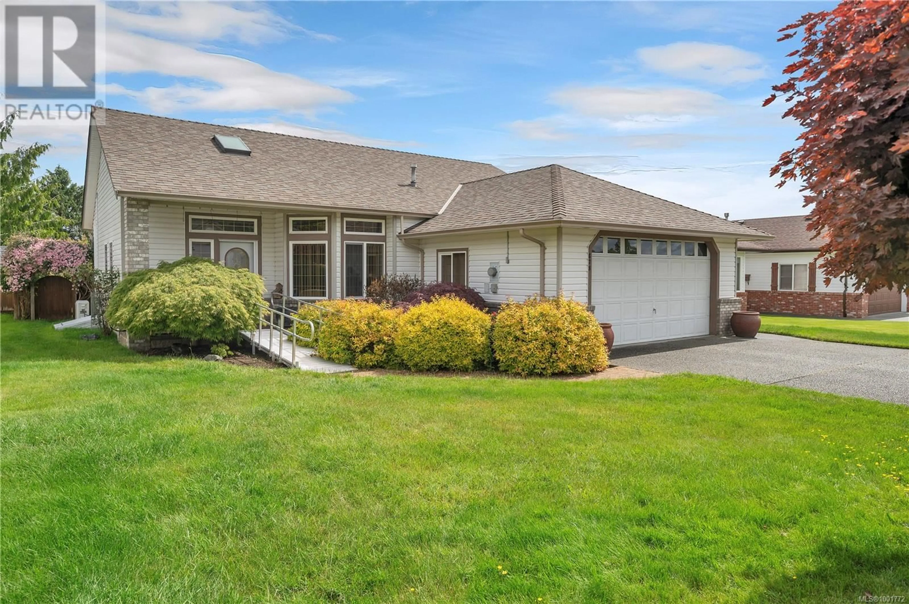 Home with vinyl exterior material, street for 678 BAKER PLACE, Campbell River British Columbia V9H1S8