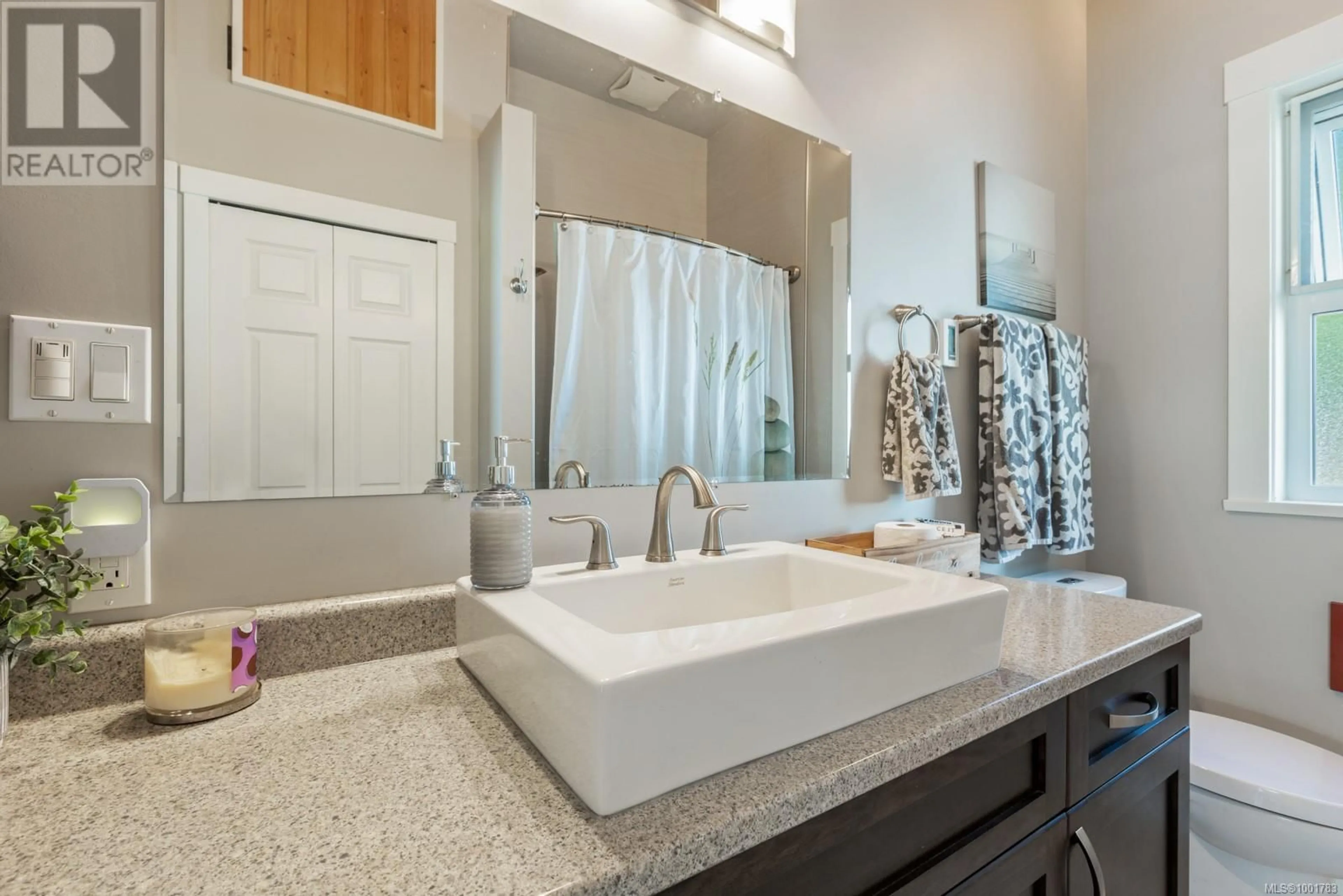 Contemporary bathroom, ceramic/tile floor for 3701 PIERCY ROAD, Courtenay British Columbia V9J1R7