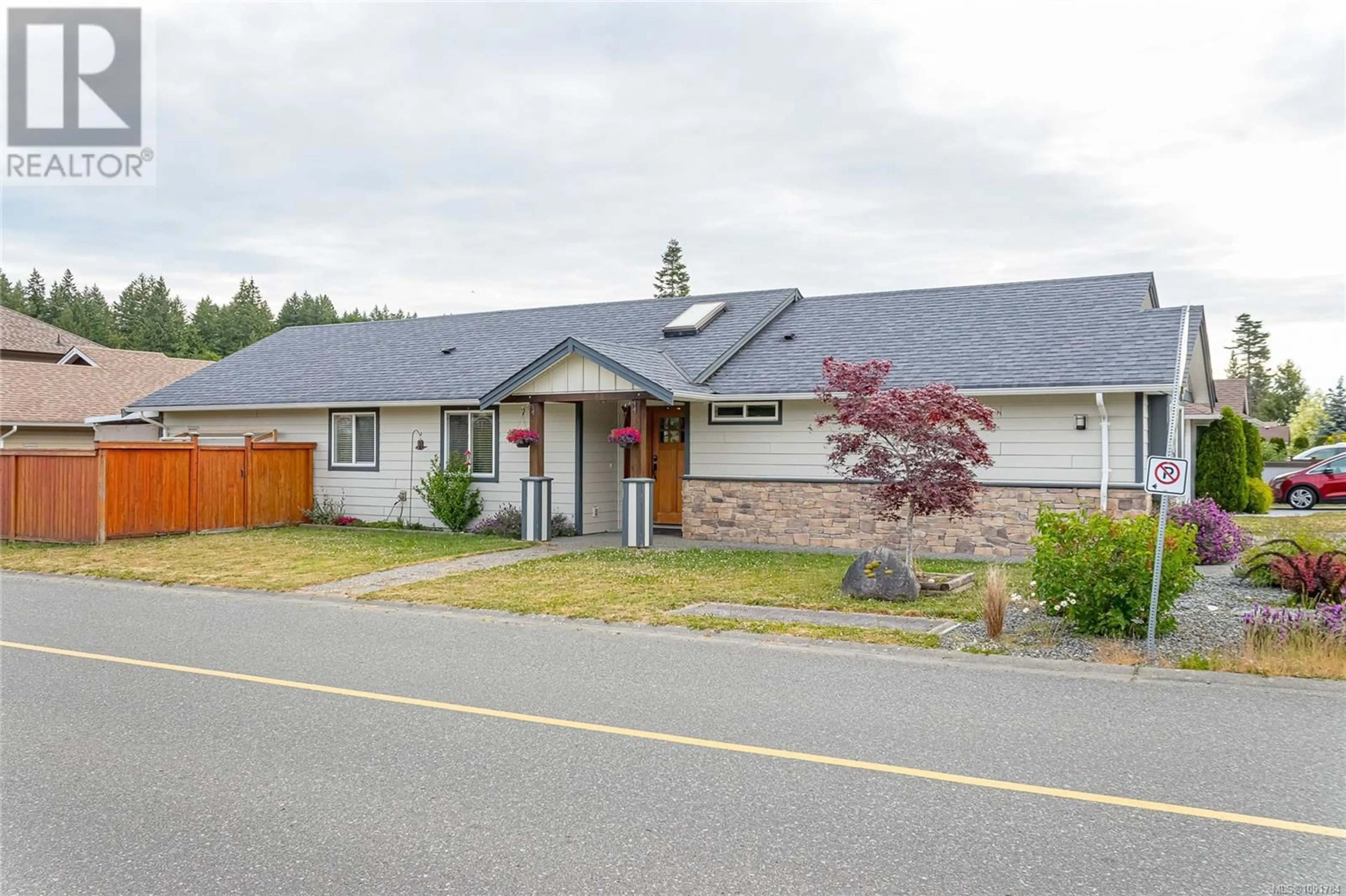Home with vinyl exterior material, street for 1337 4TH AVENUE, Ladysmith British Columbia V9G1R4