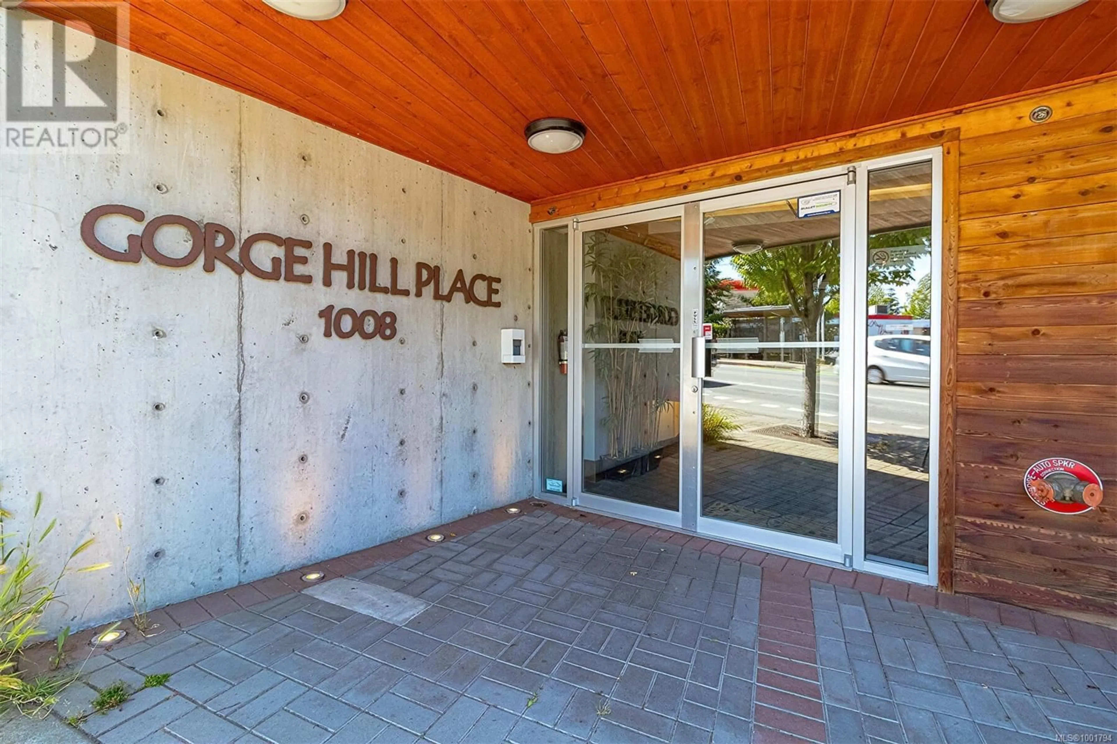 Indoor foyer for 201 - 1008 TILLICUM ROAD, Esquimalt British Columbia V9A1Z8
