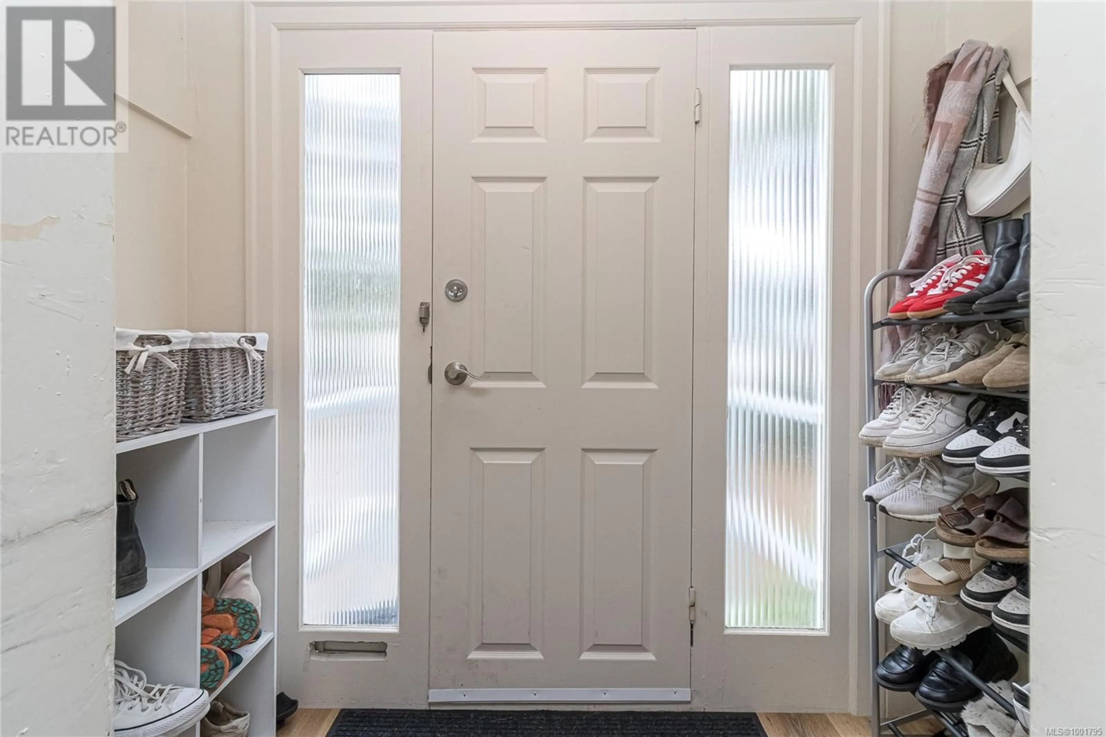 Indoor entryway for 3364 COOK STREET, Saanich British Columbia V8X1A8