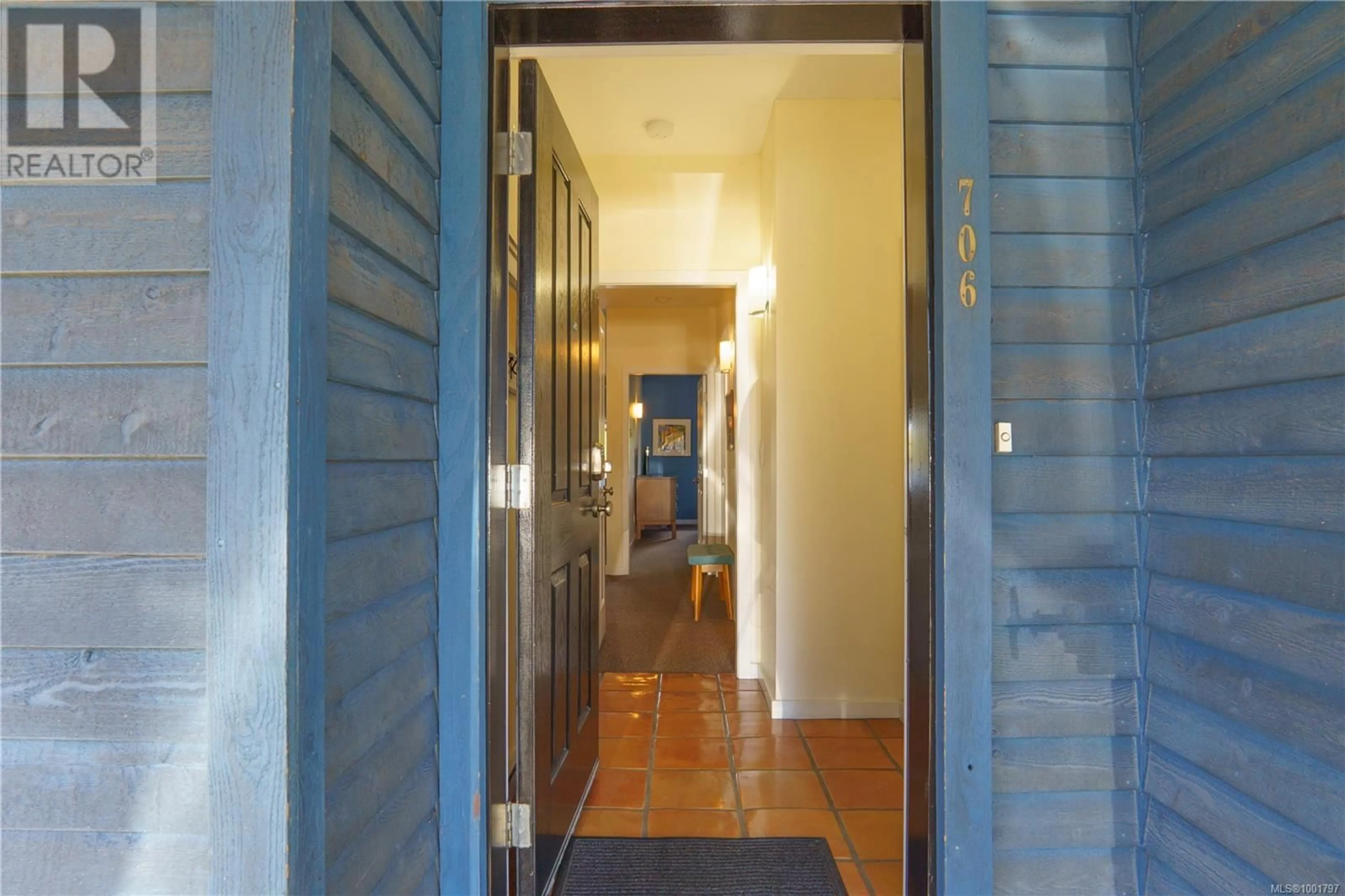 Indoor foyer for 706 - 1971 HARBOUR DRIVE, Ucluelet British Columbia V0R3A0