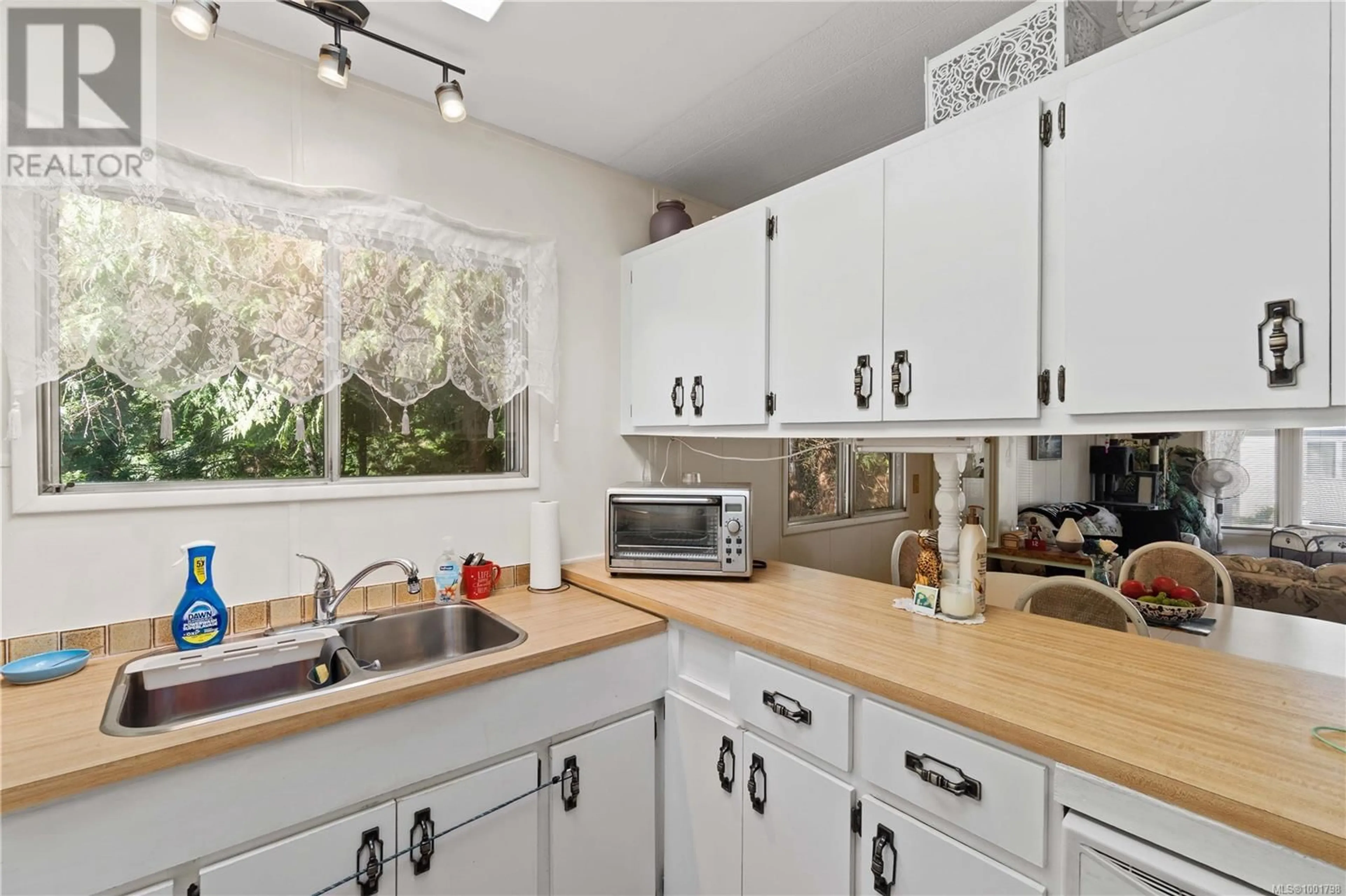 Standard kitchen, unknown for 32 - 3920 ISLAND HIGHWAY WEST, Qualicum Beach British Columbia V9K2C2