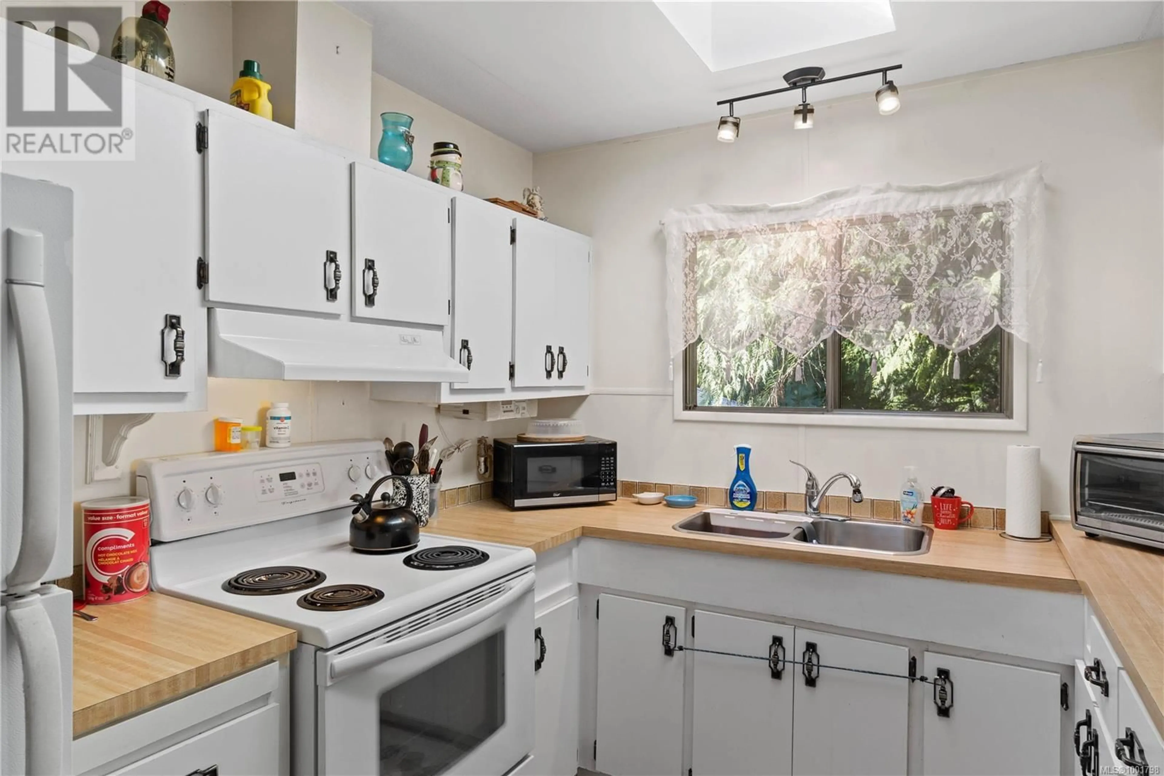 Standard kitchen, unknown for 32 - 3920 ISLAND HIGHWAY WEST, Qualicum Beach British Columbia V9K2C2