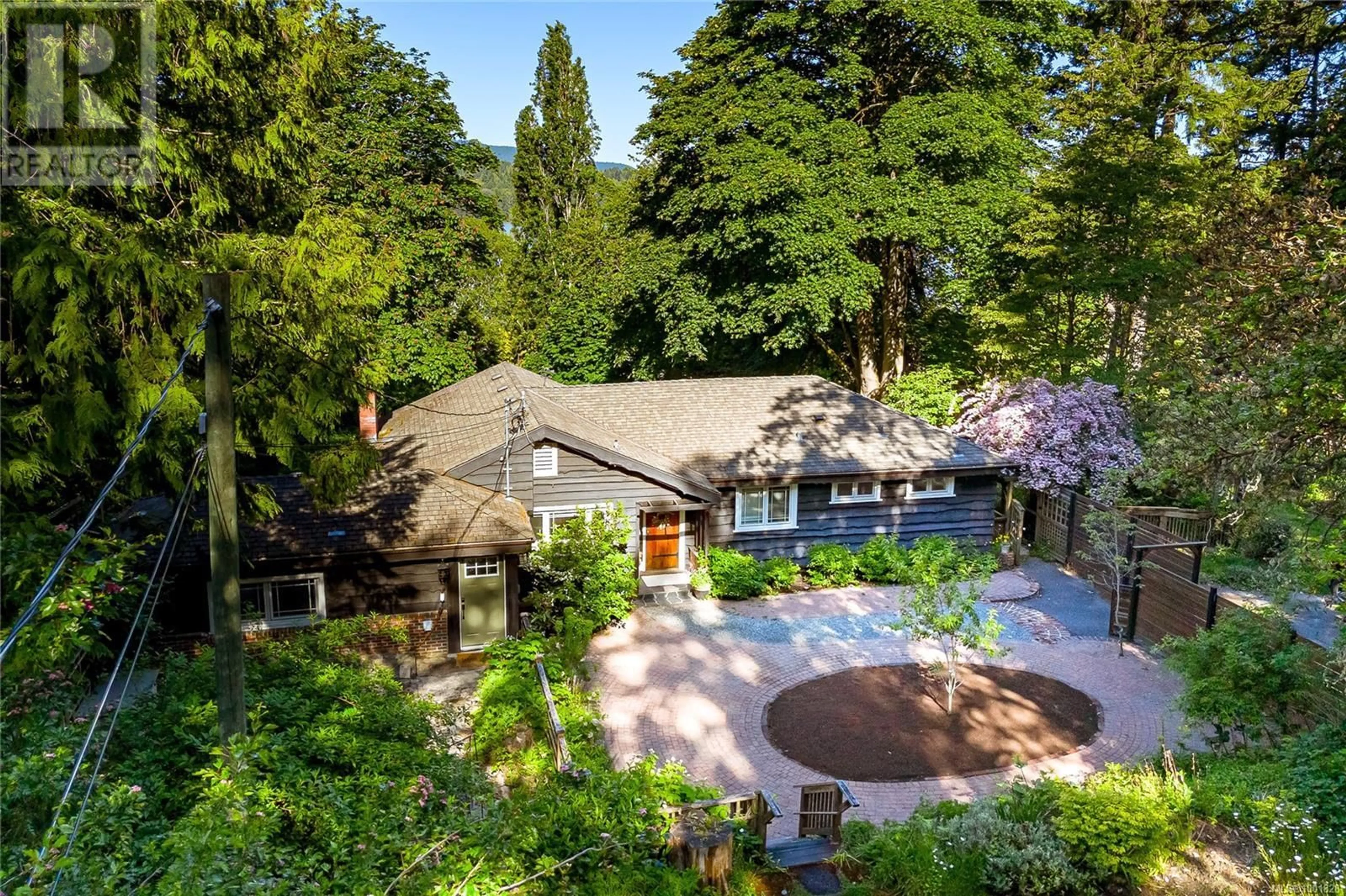 A pic from outside/outdoor area/front of a property/back of a property/a pic from drone, unknown for 5168 SANTA CLARA AVENUE, Saanich British Columbia V8Y1W4