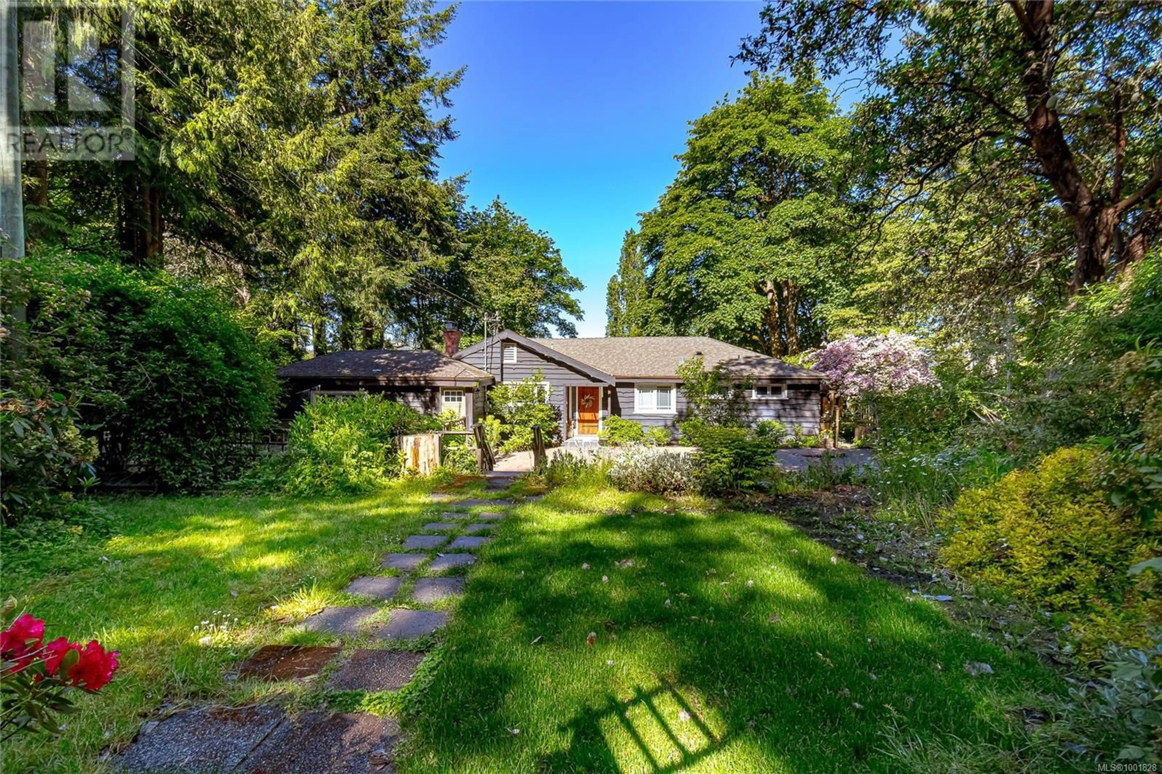 A pic from outside/outdoor area/front of a property/back of a property/a pic from drone, street for 5168 SANTA CLARA AVENUE, Saanich British Columbia V8Y1W4