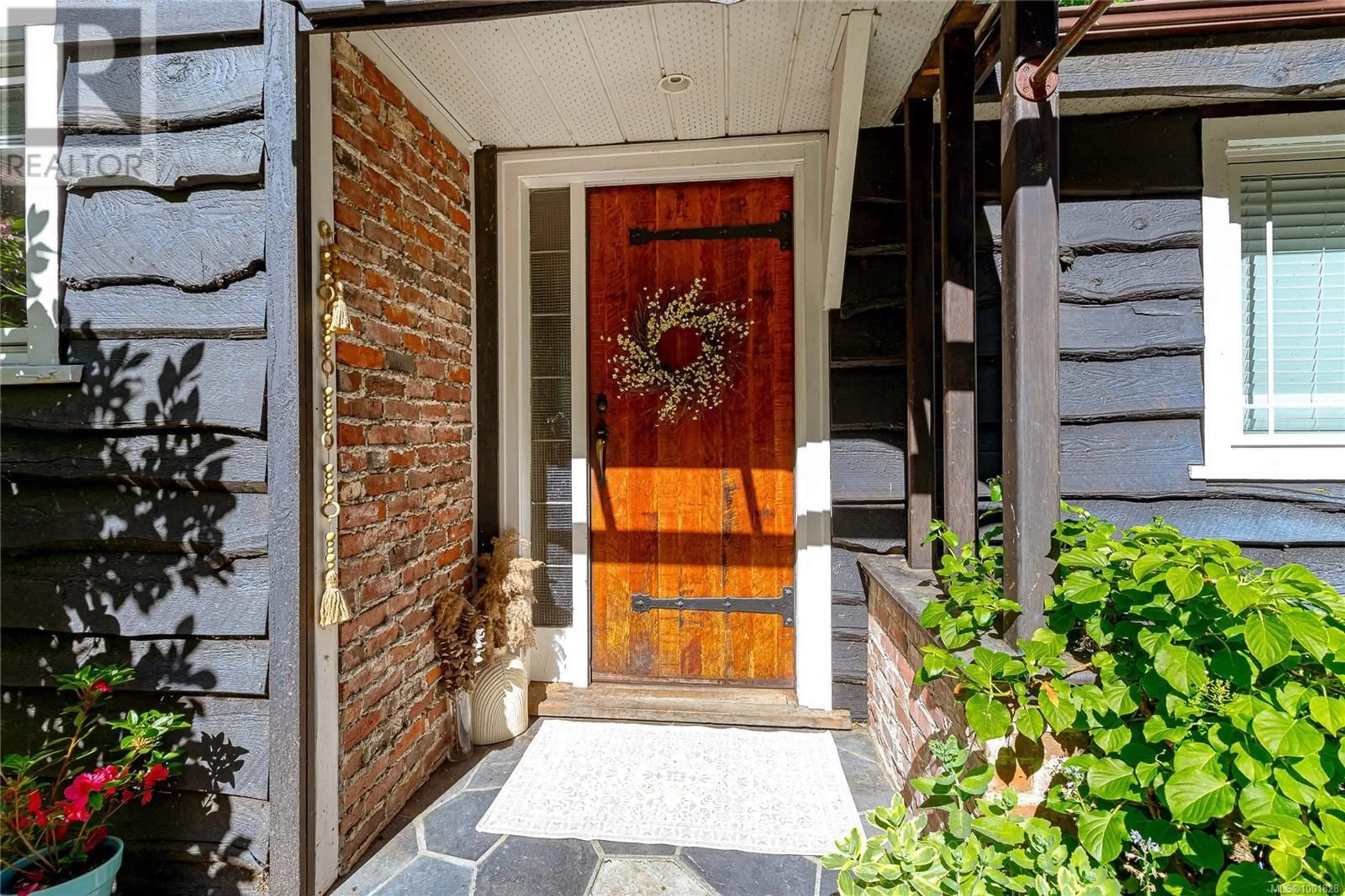 Indoor entryway for 5168 SANTA CLARA AVENUE, Saanich British Columbia V8Y1W4