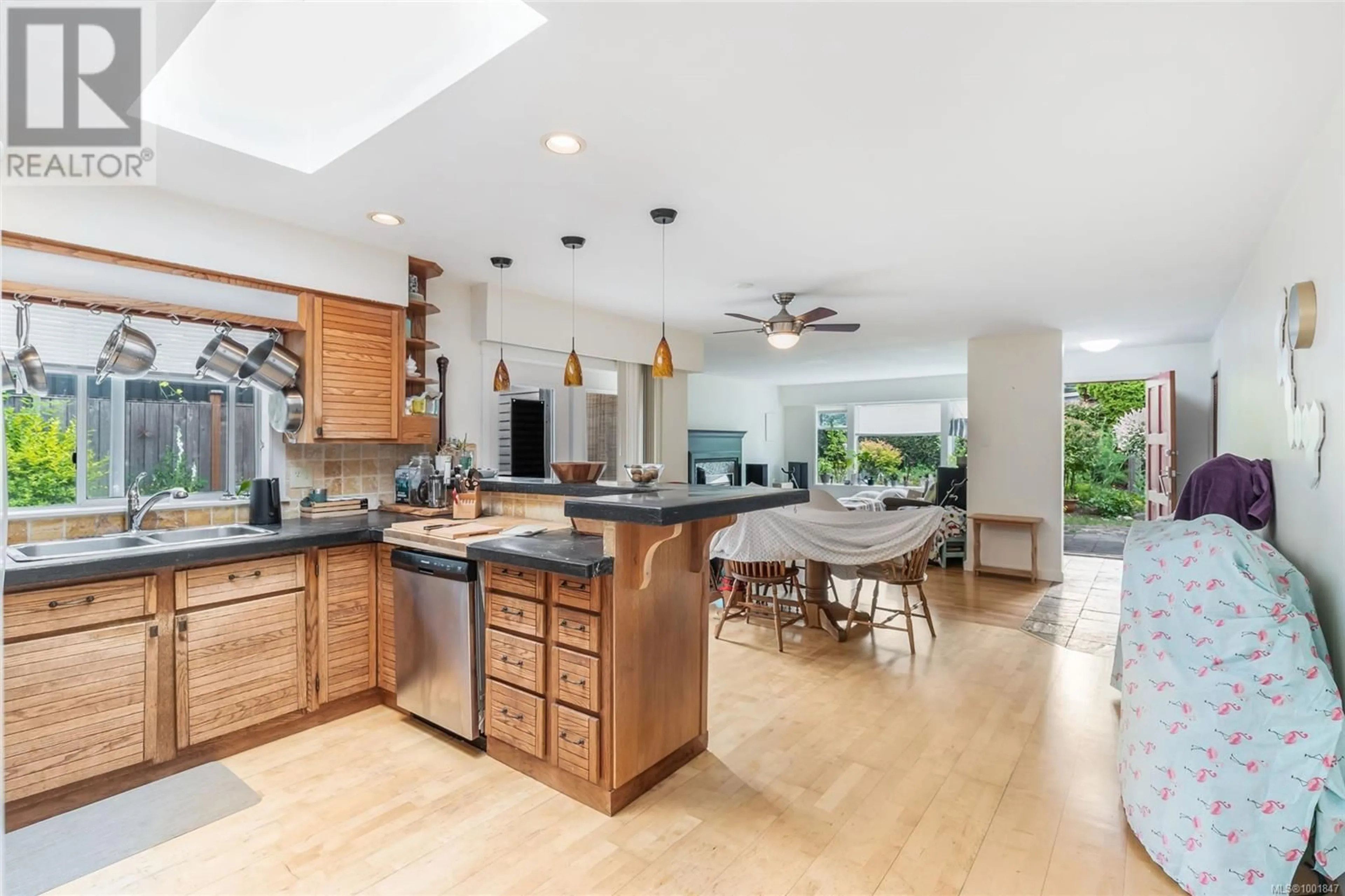 Open concept kitchen, unknown for 812 BEACH ROAD, Qualicum Beach British Columbia V9K1S1