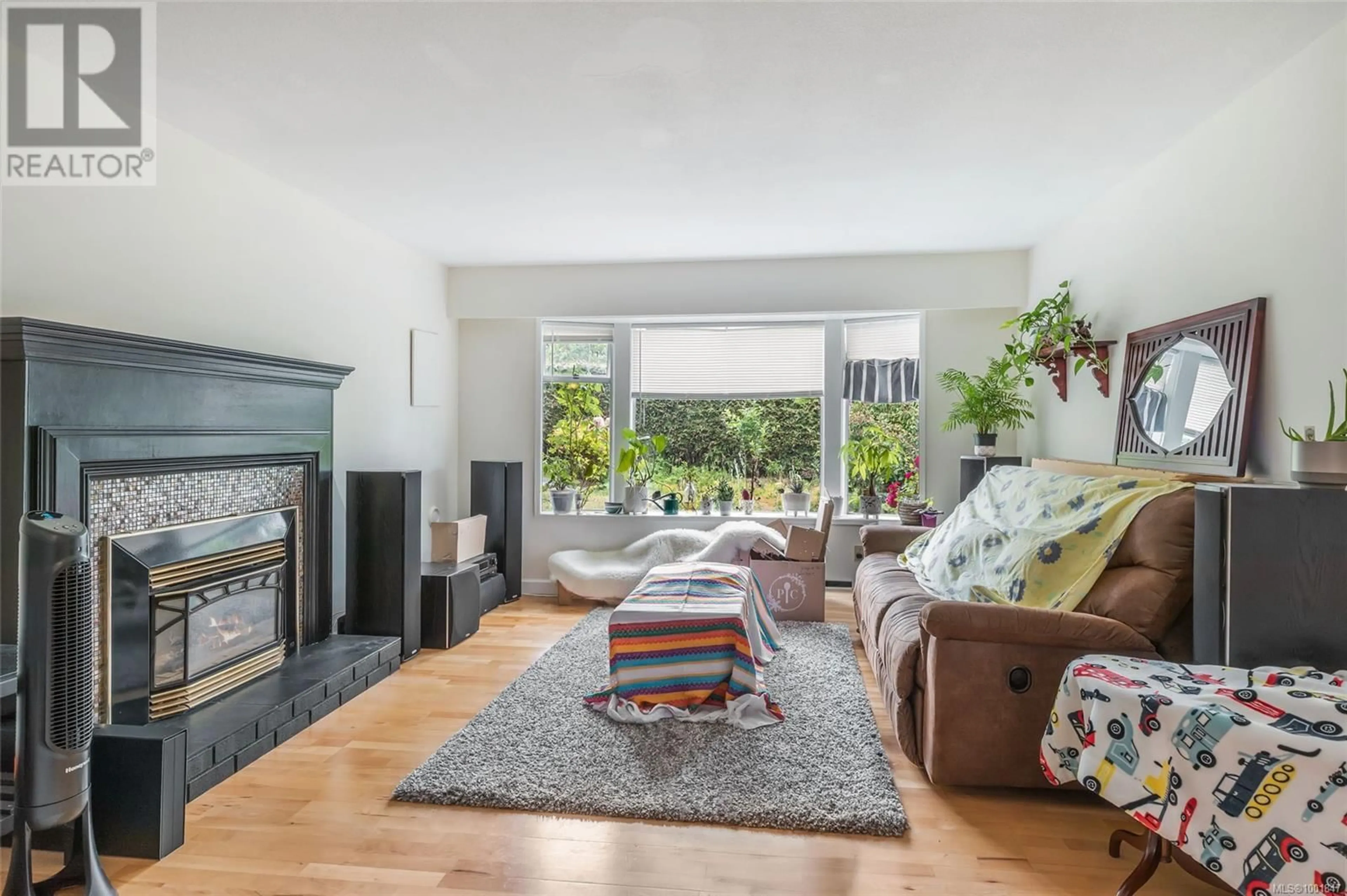 Living room with furniture, unknown for 812 BEACH ROAD, Qualicum Beach British Columbia V9K1S1