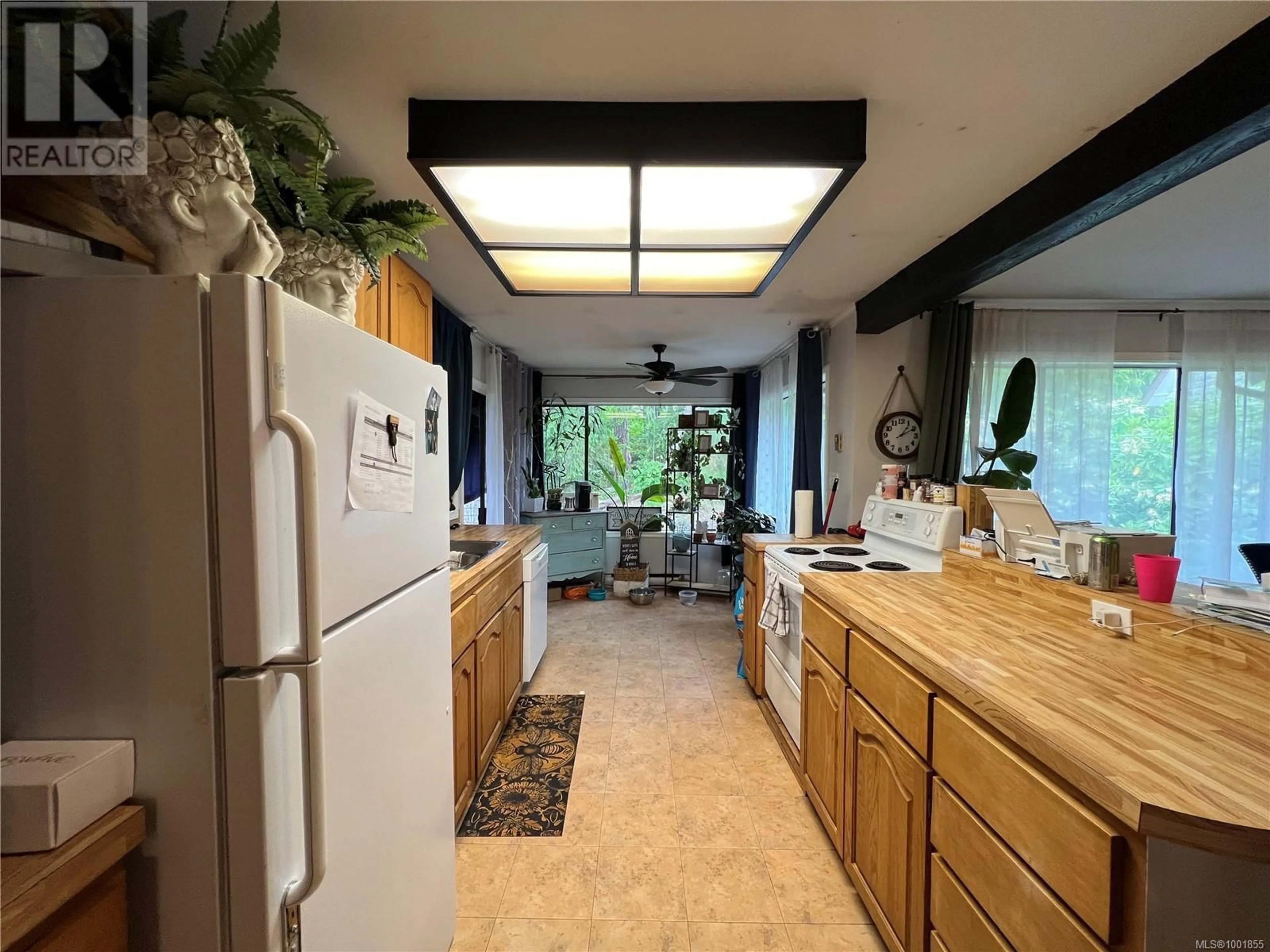 Open concept kitchen, ceramic/tile floor for 525 MUCHALAT COURT, Gold River British Columbia V0P1G0