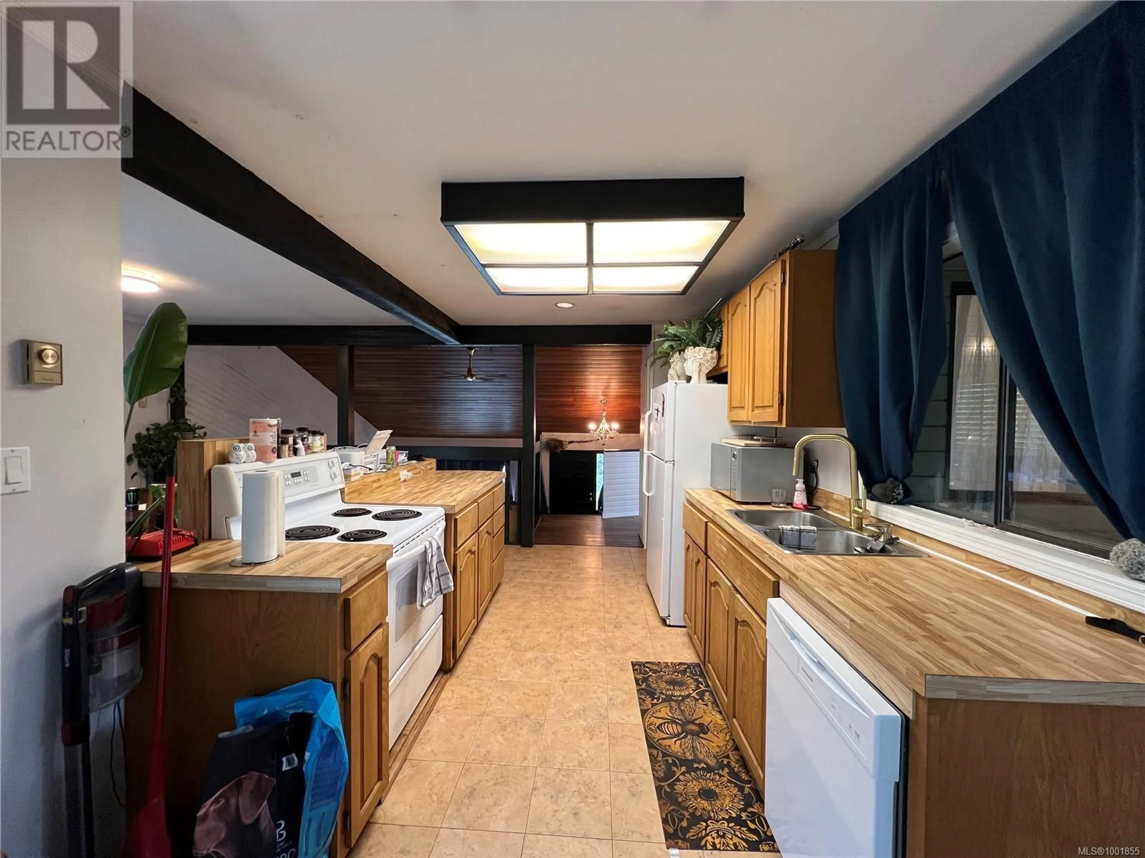 Kitchen with laundary machines, ceramic/tile floor for 525 MUCHALAT COURT, Gold River British Columbia V0P1G0