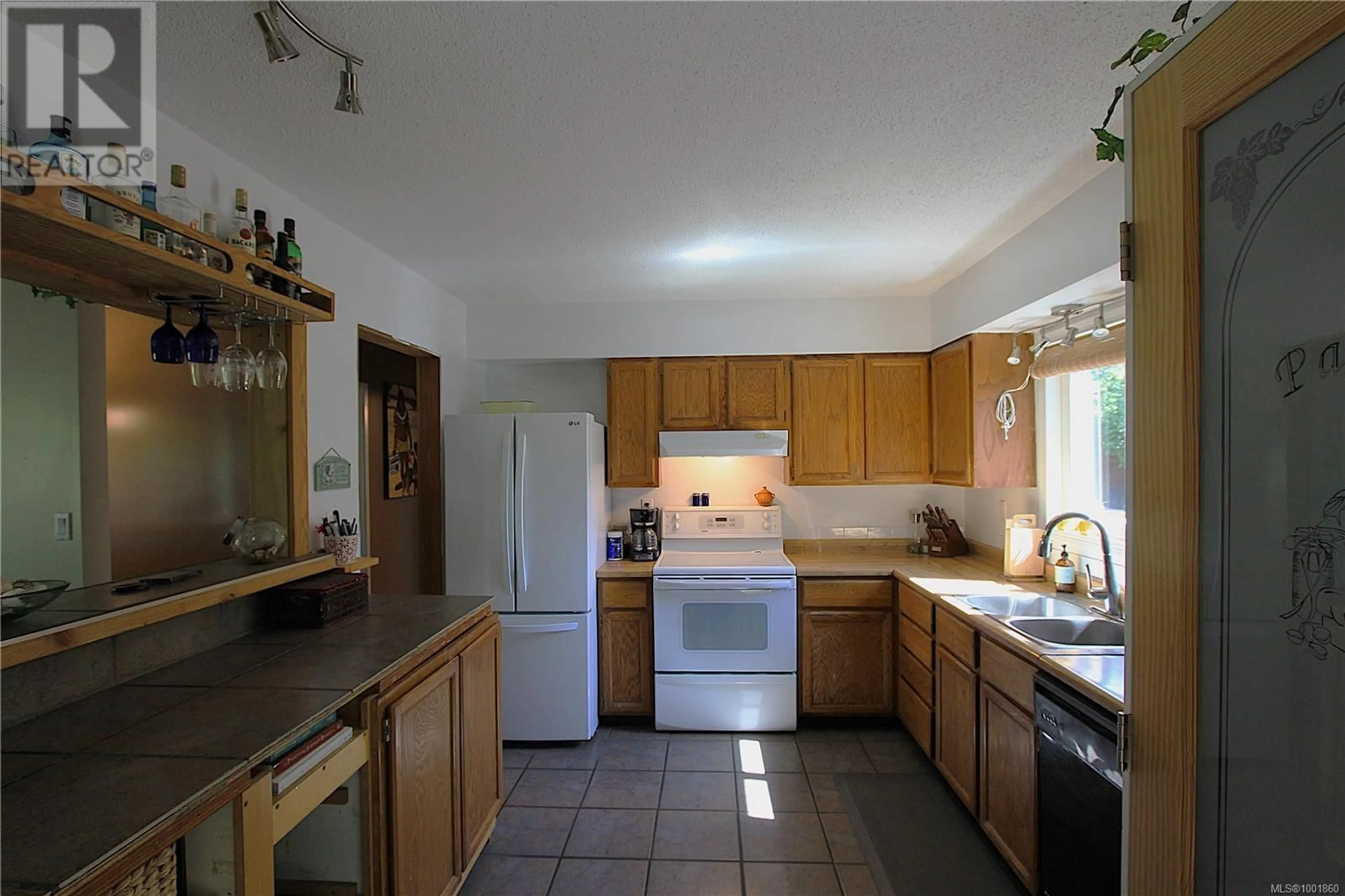 Standard kitchen, ceramic/tile floor for 551 CHARSTATE DRIVE, Campbell River British Columbia V9W6J5