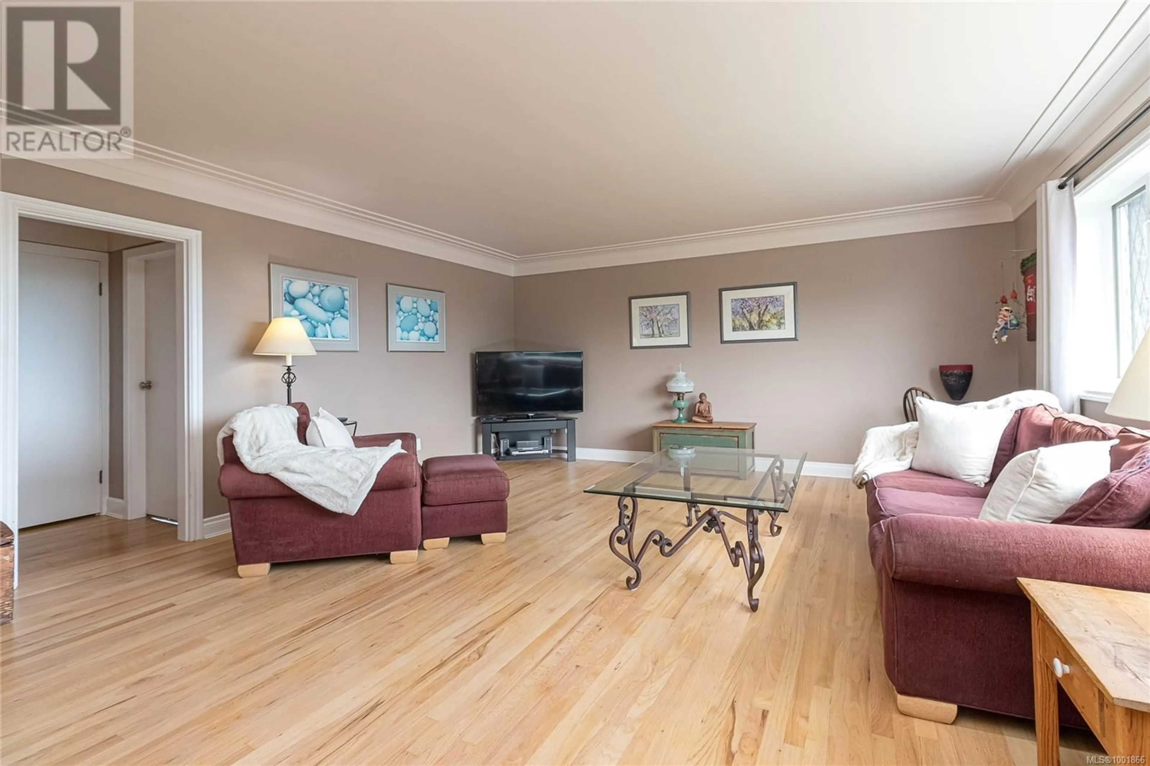 Living room with furniture, wood/laminate floor for 4228 WESTERVELT PLACE, Saanich British Columbia V8X4W5
