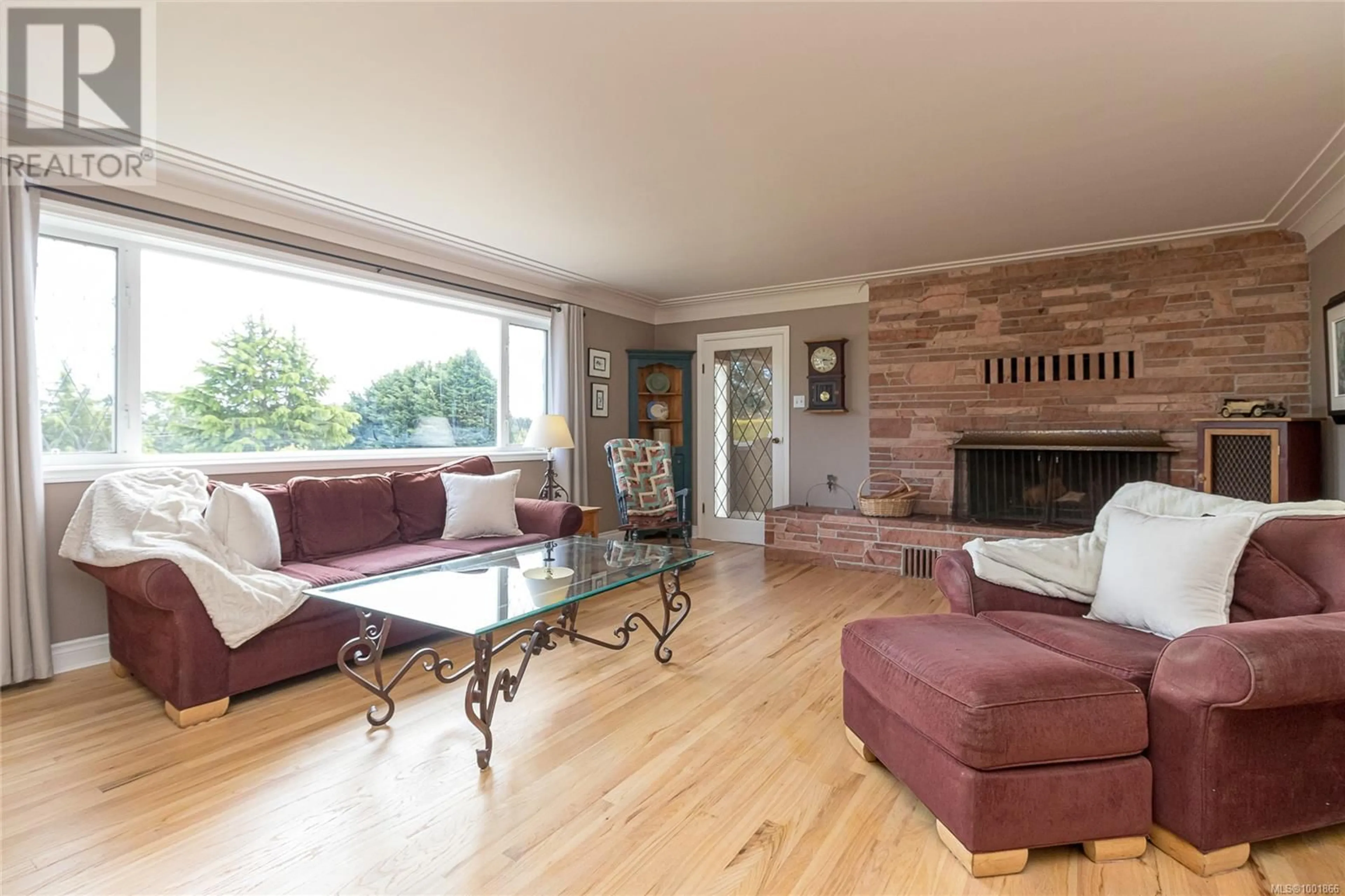 Living room with furniture, wood/laminate floor for 4228 WESTERVELT PLACE, Saanich British Columbia V8X4W5
