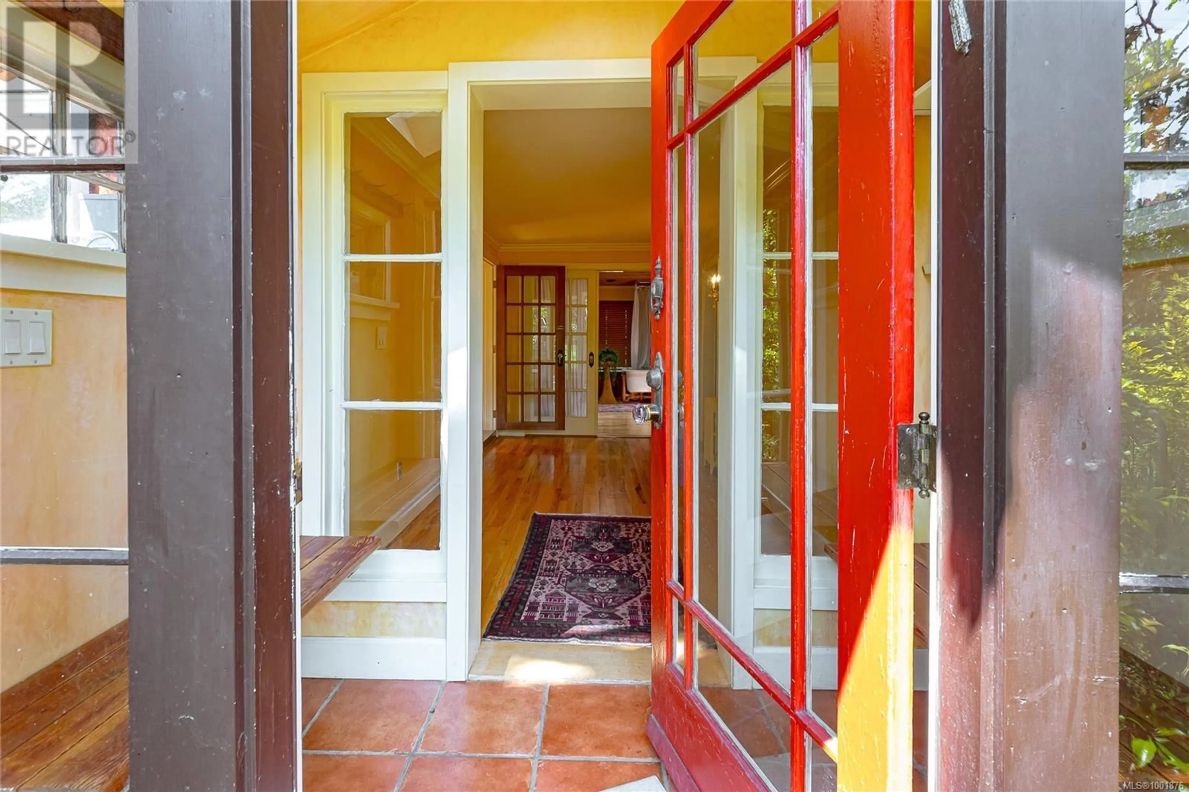 Indoor foyer for 3110 ADMIRALS ROAD, Saanich British Columbia V8Z4M9