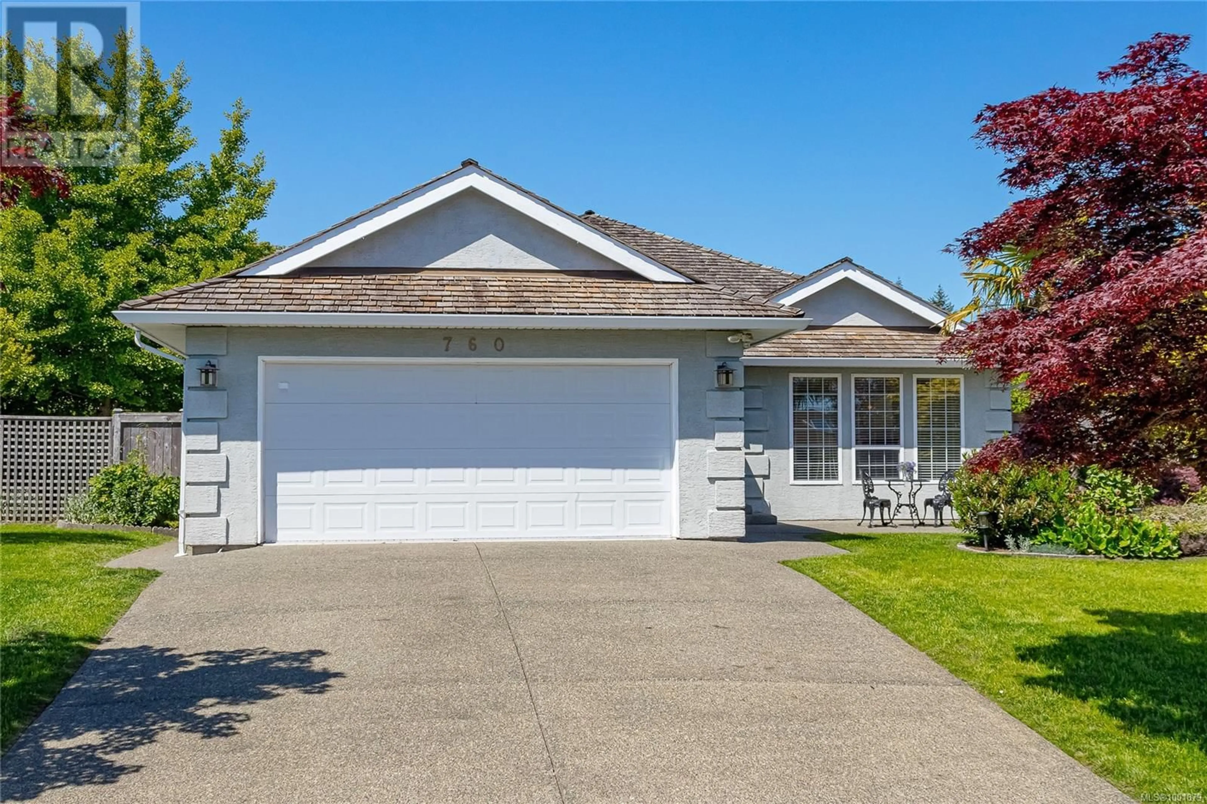 Home with vinyl exterior material, street for 760 KENSINGTON PLACE, Qualicum Beach British Columbia V9K2K3