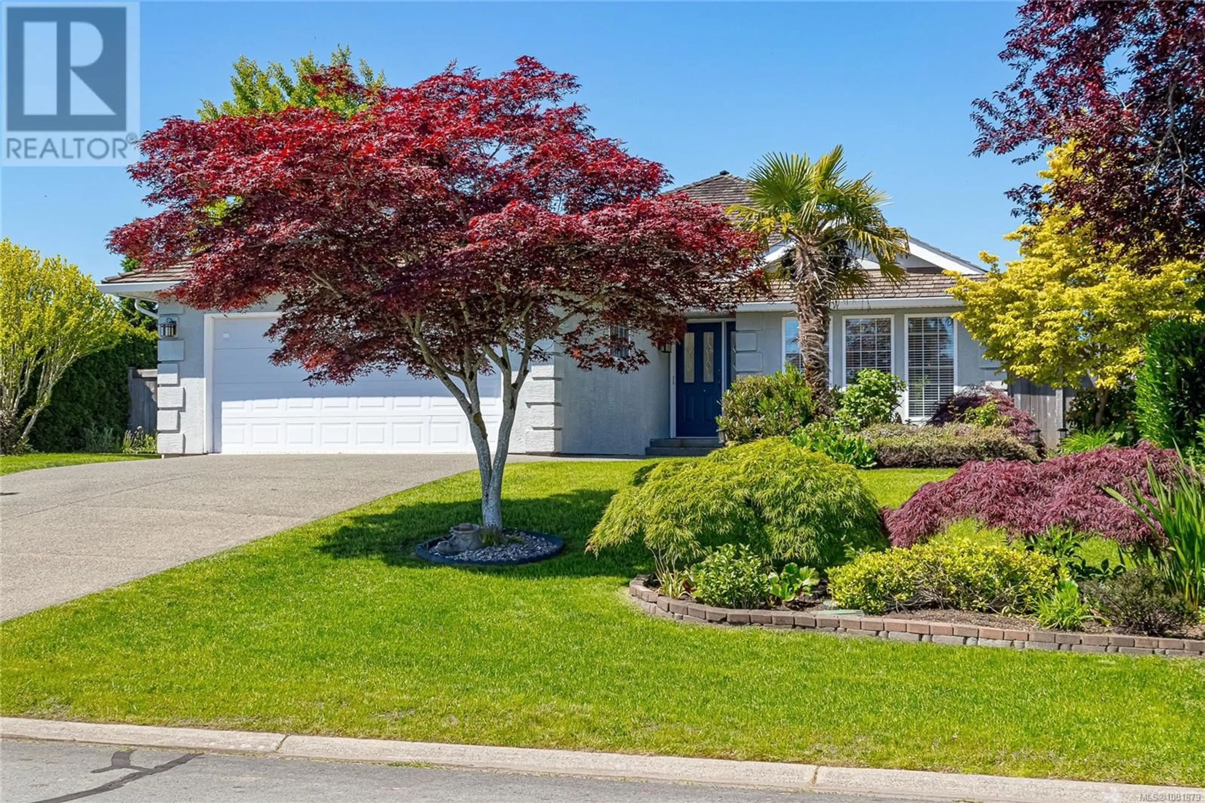 Home with vinyl exterior material, street for 760 KENSINGTON PLACE, Qualicum Beach British Columbia V9K2K3